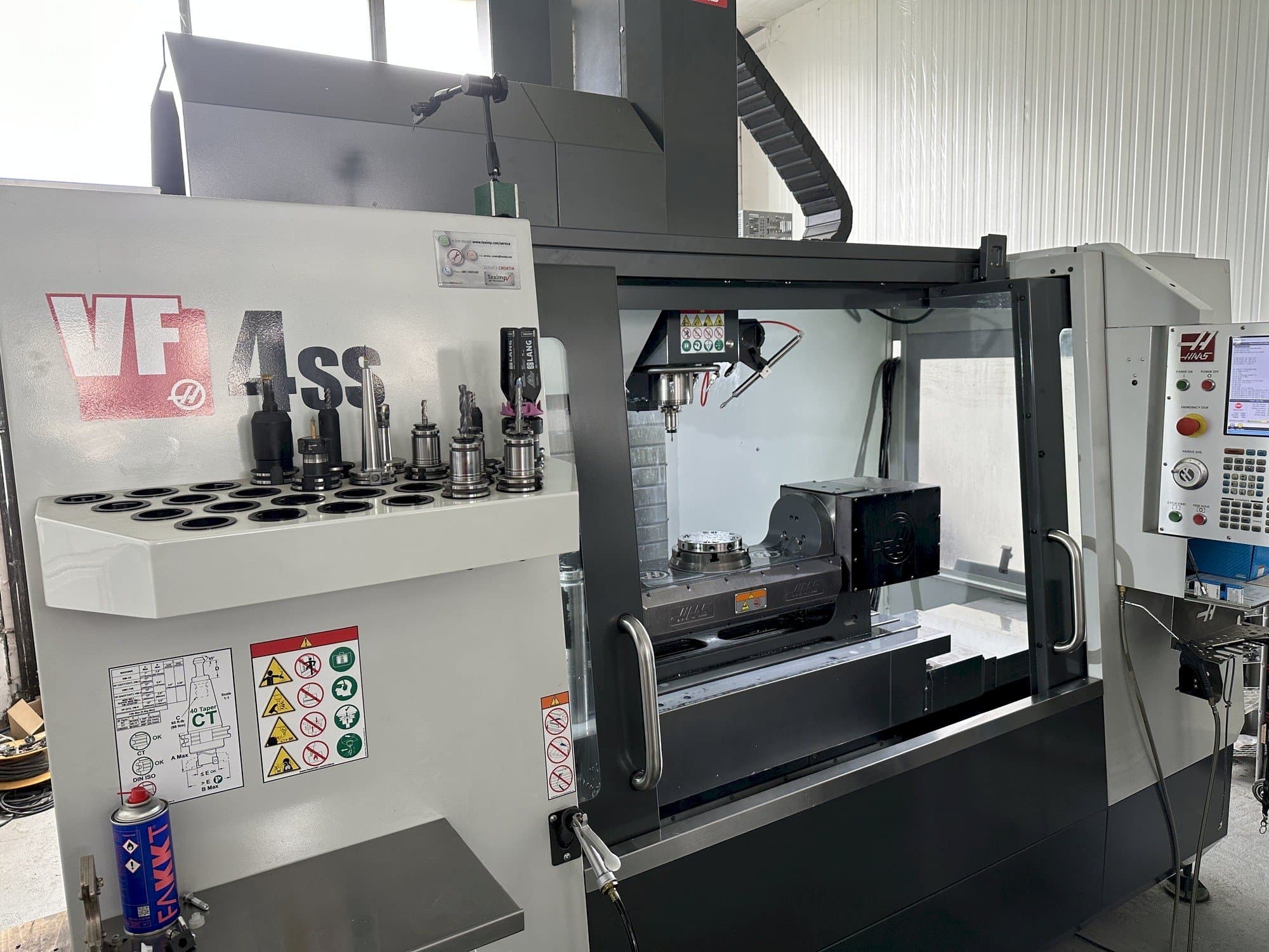 HAAS VF-4SS-maskinen sedd från vänster