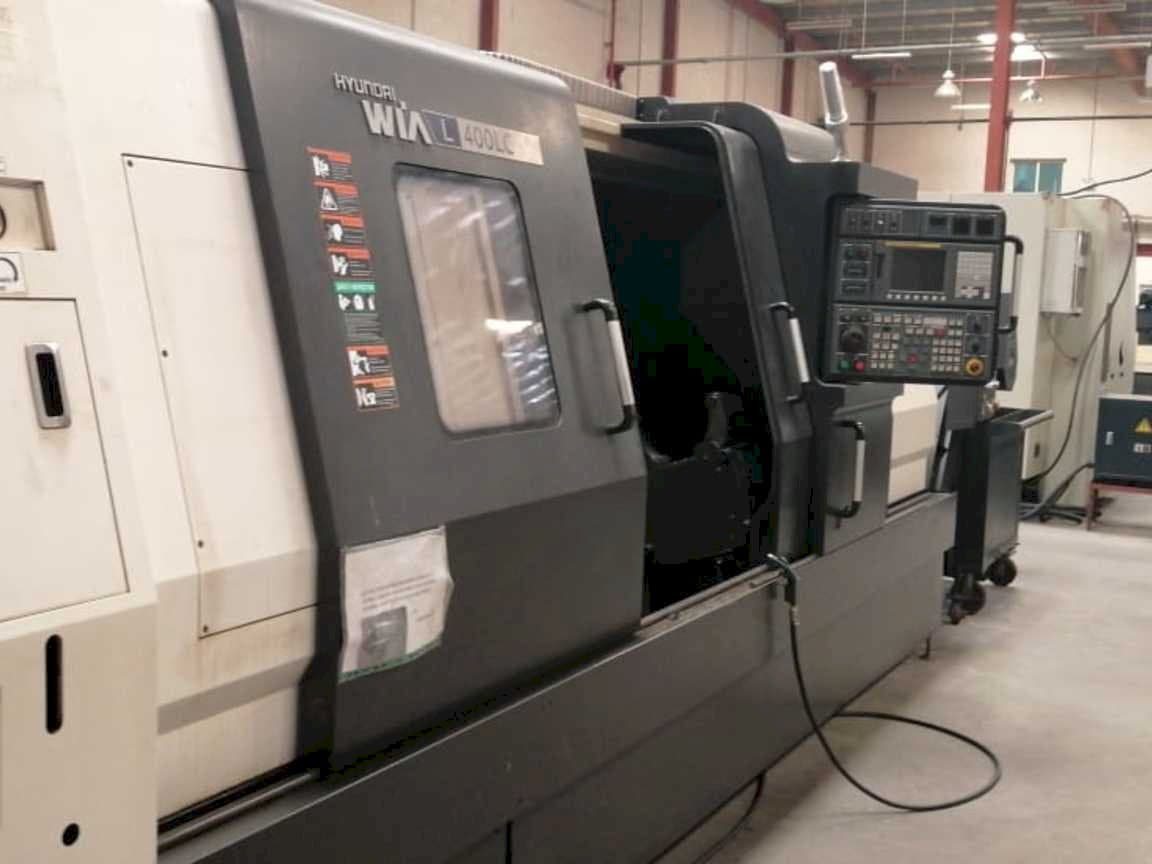 Hyundai Wia L400LC-maskinen sedd från vänster sida