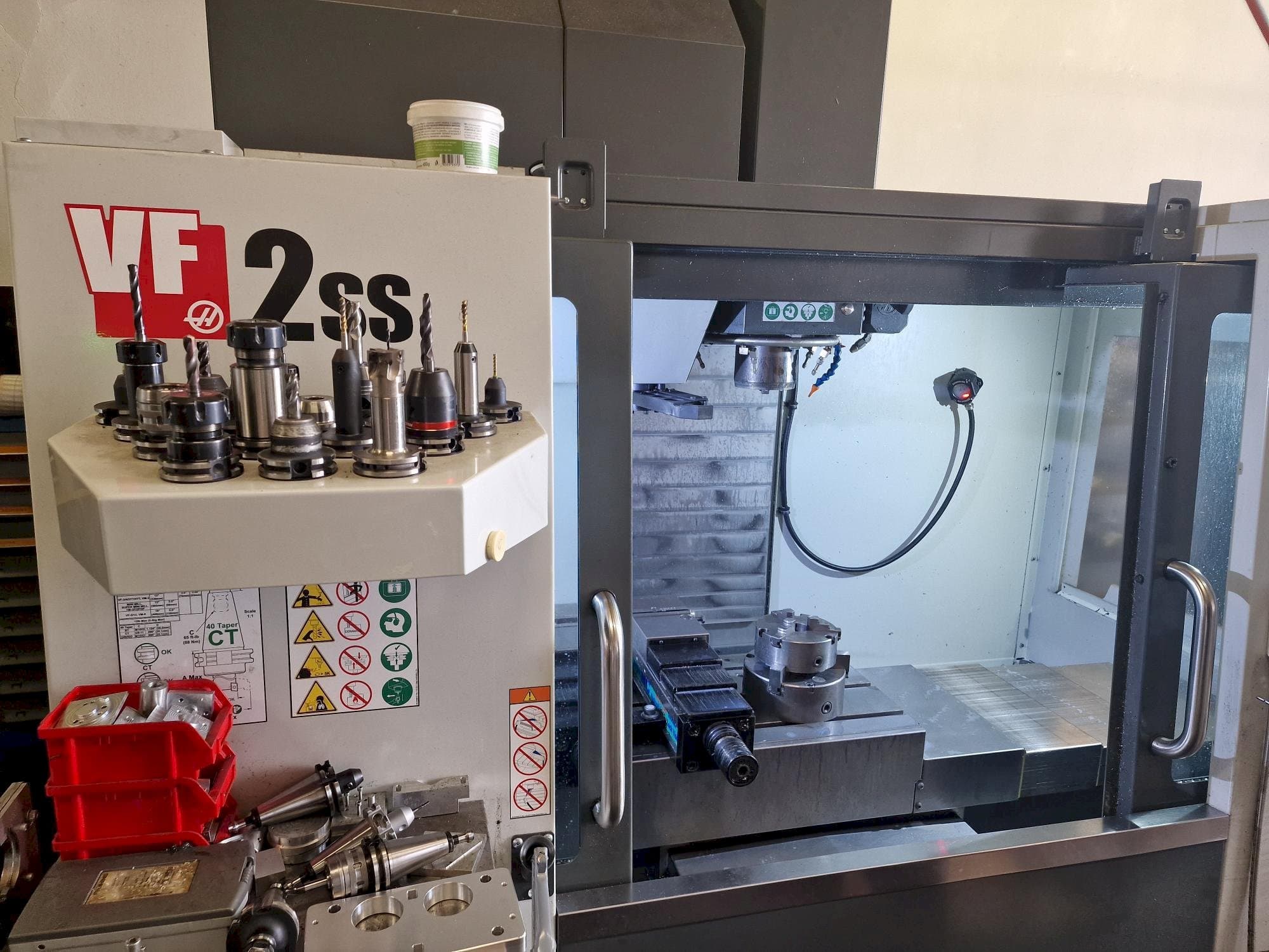 HAAS VF-2SS-maskinen framifrån