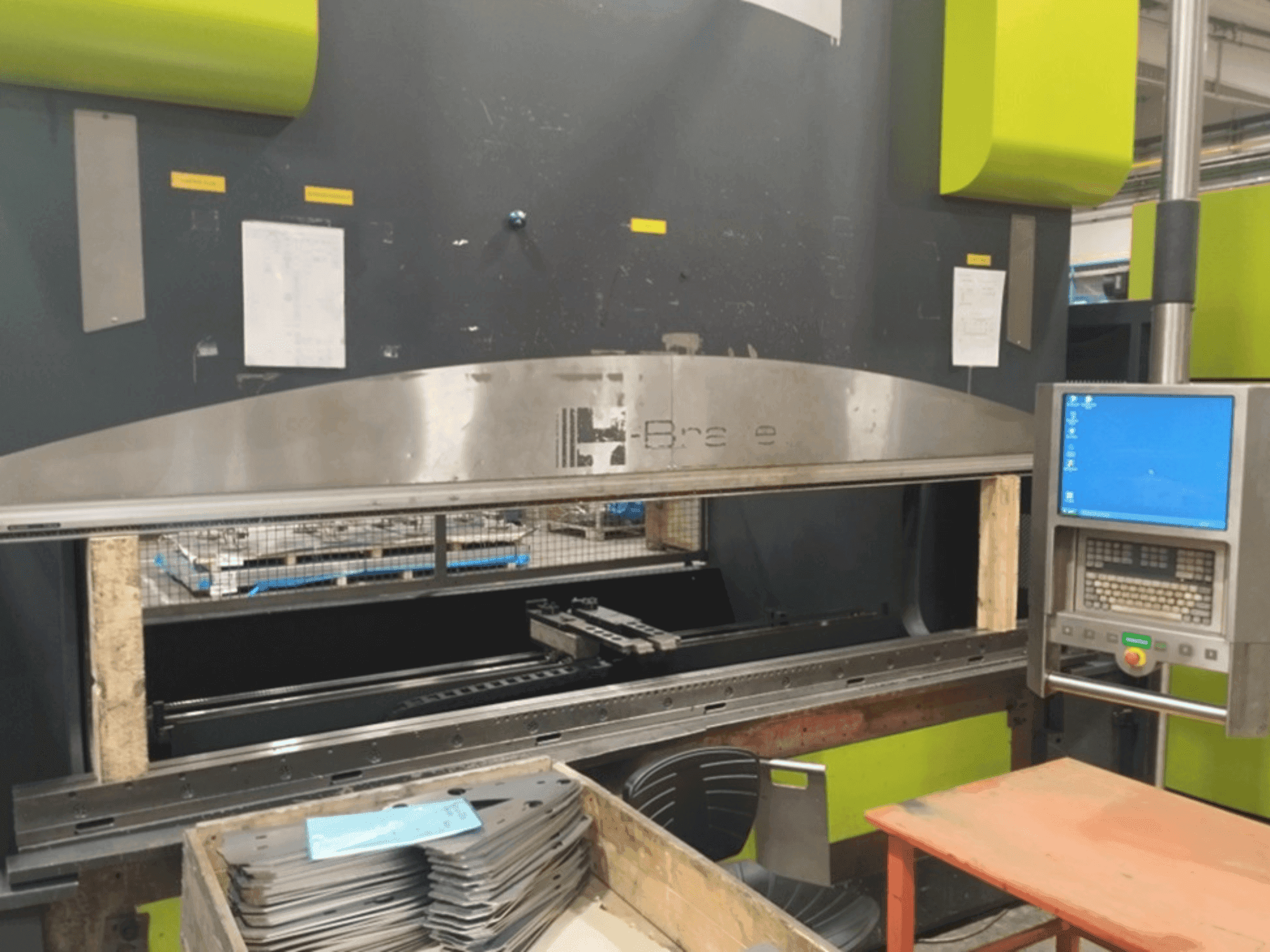 Safan SAFAN H-BRAKE 240-3100-maskinen framifrån