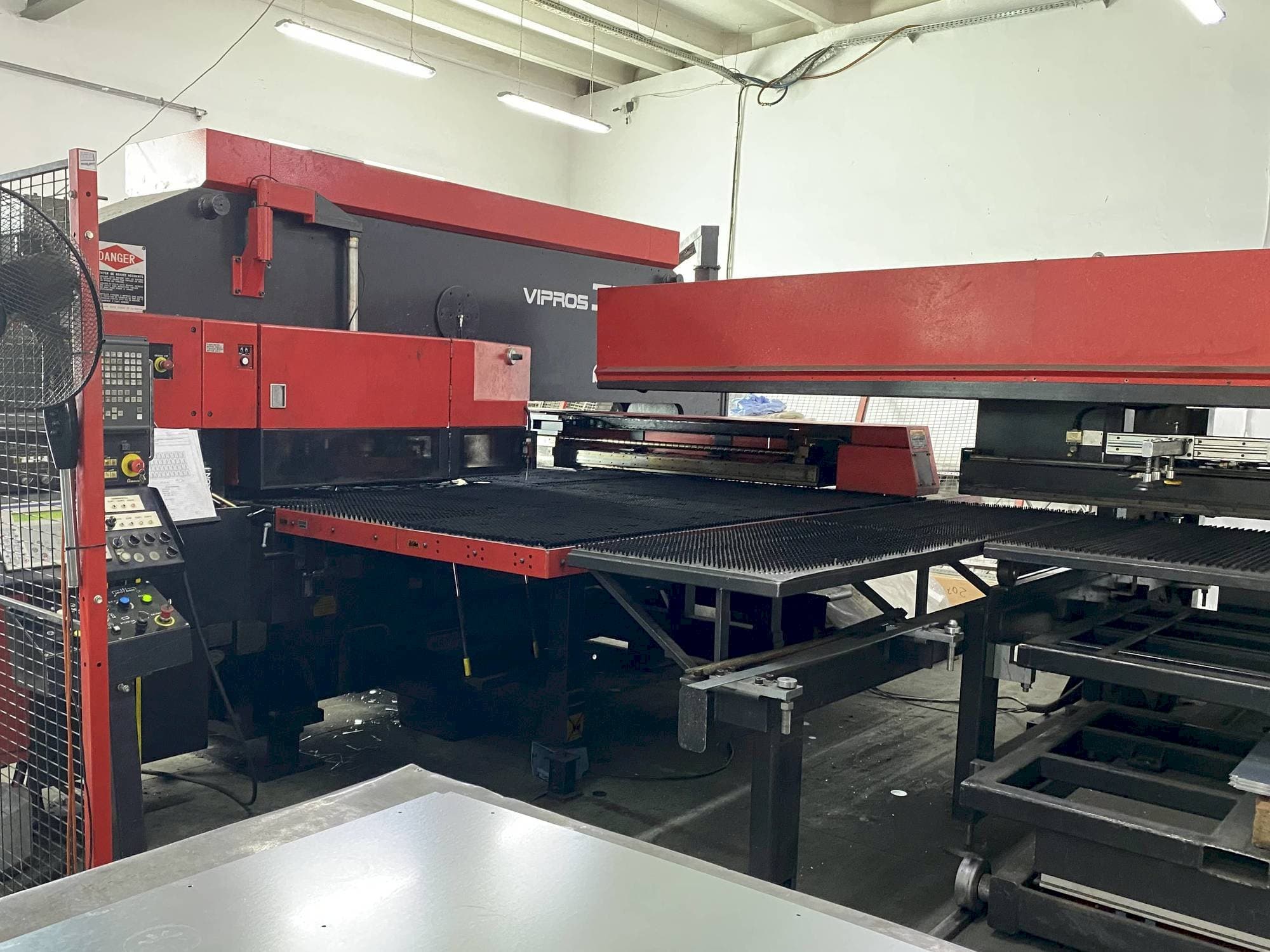 AMADA VIPROS 358 KING-maskinen framifrån