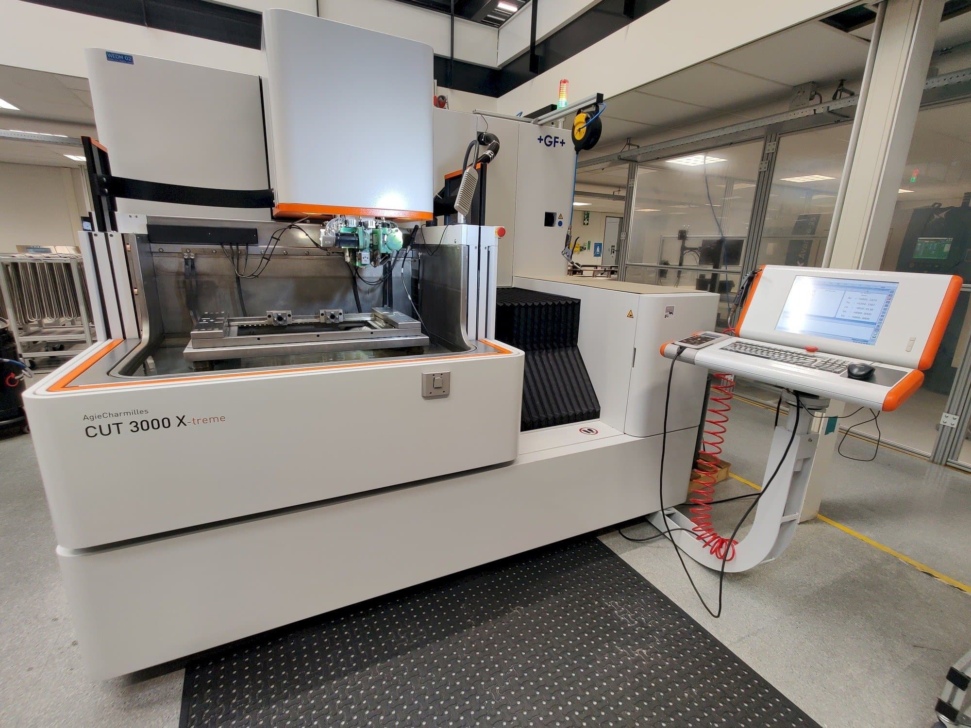 GF AgieCharmilles CUT 3000 X-maskinen framifrån