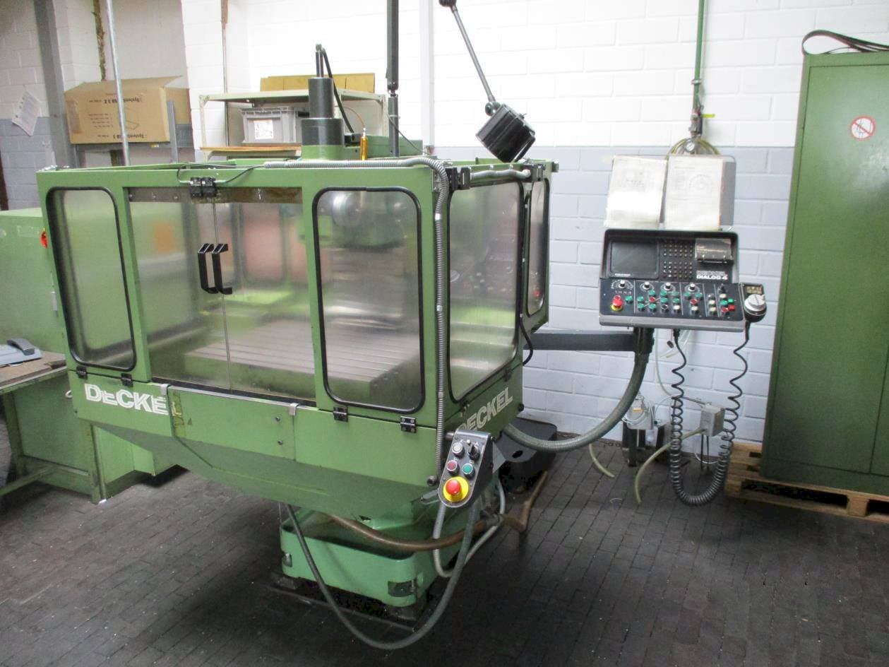 DECKEL FP 3NC-maskinen framifrån