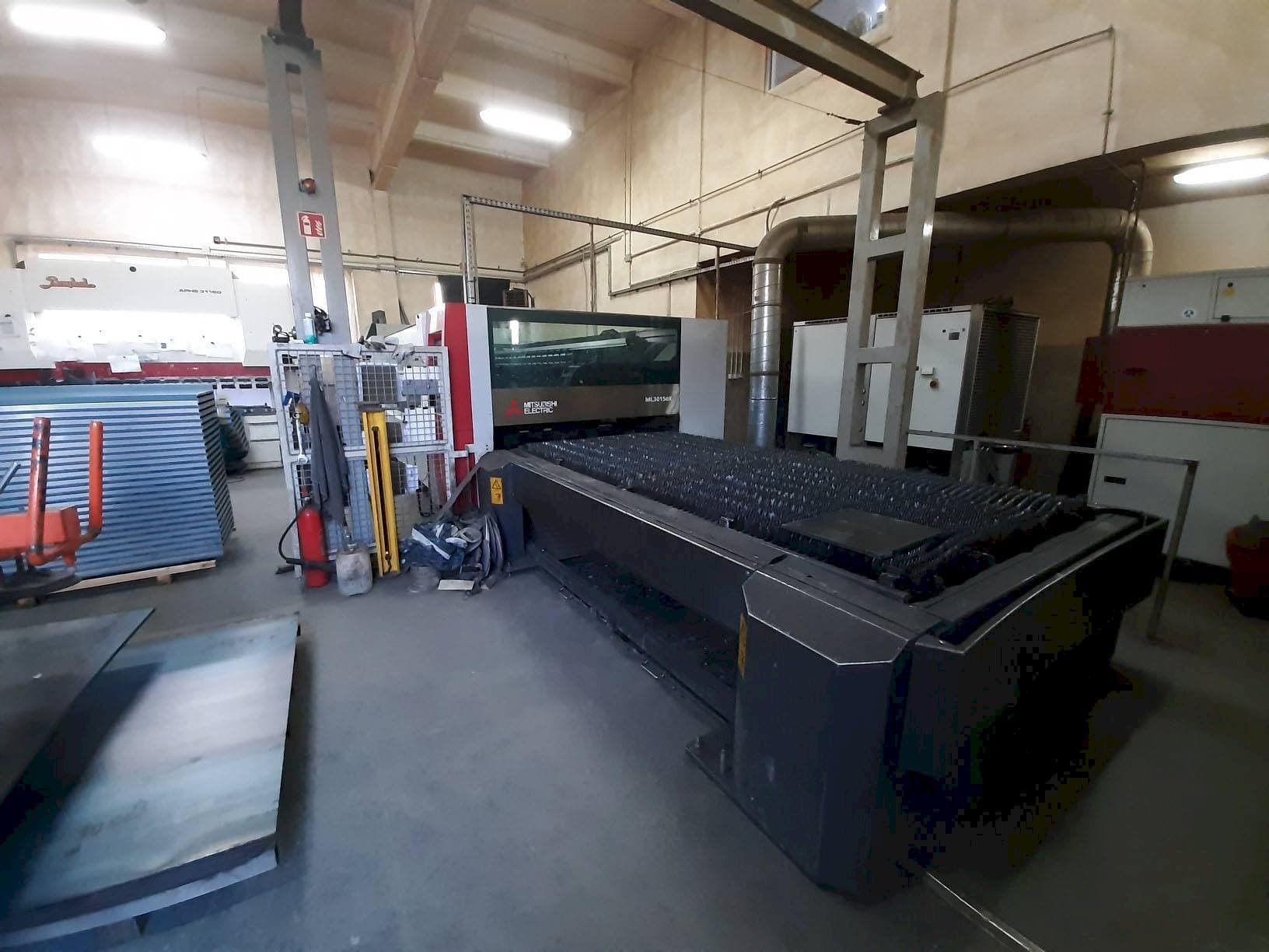 Mitsubishi ML3015 eX(S2)-450F-R-maskinen framifrån