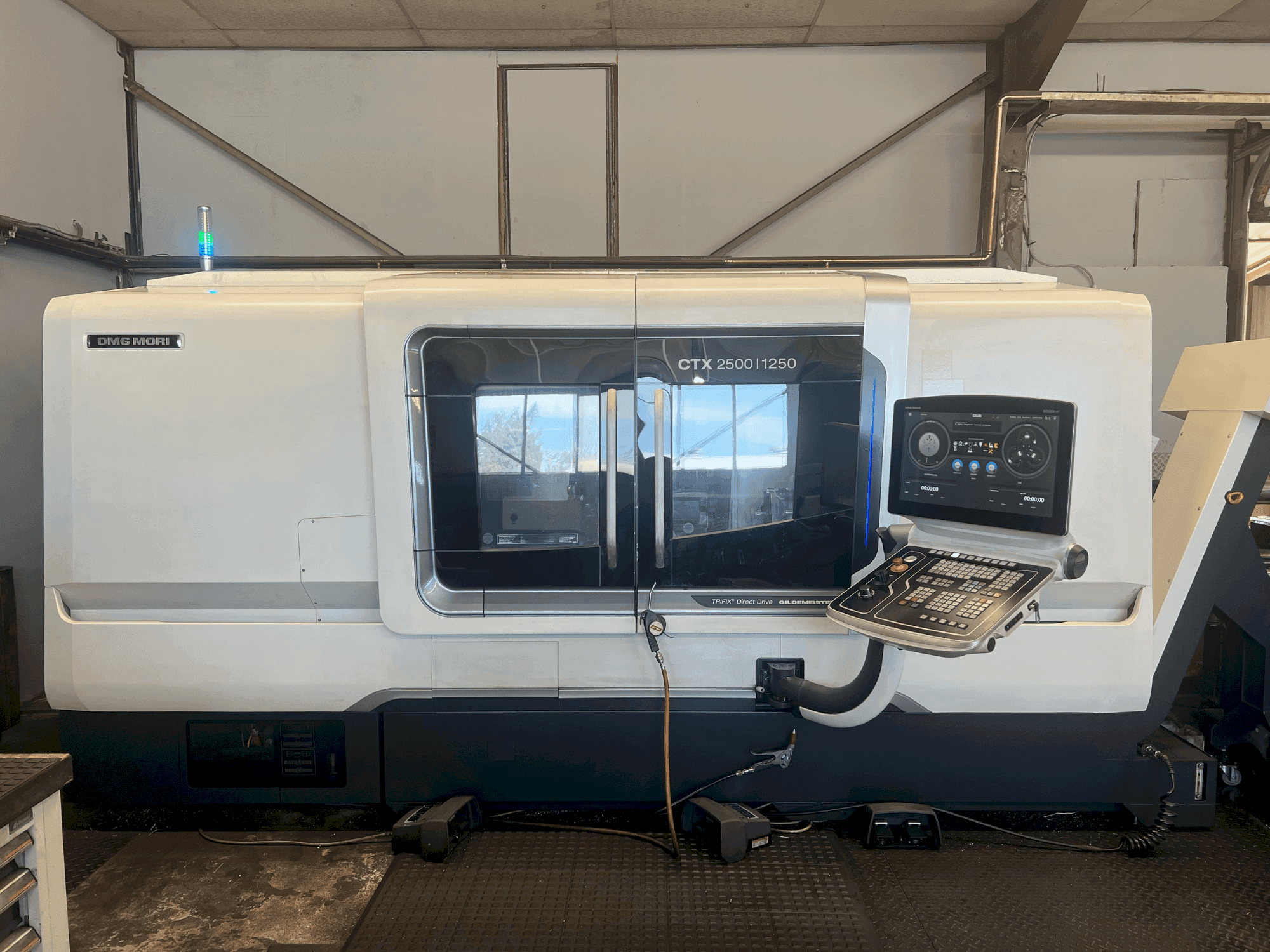 DMG MORI CTX 2500/1250-maskinen framifrån