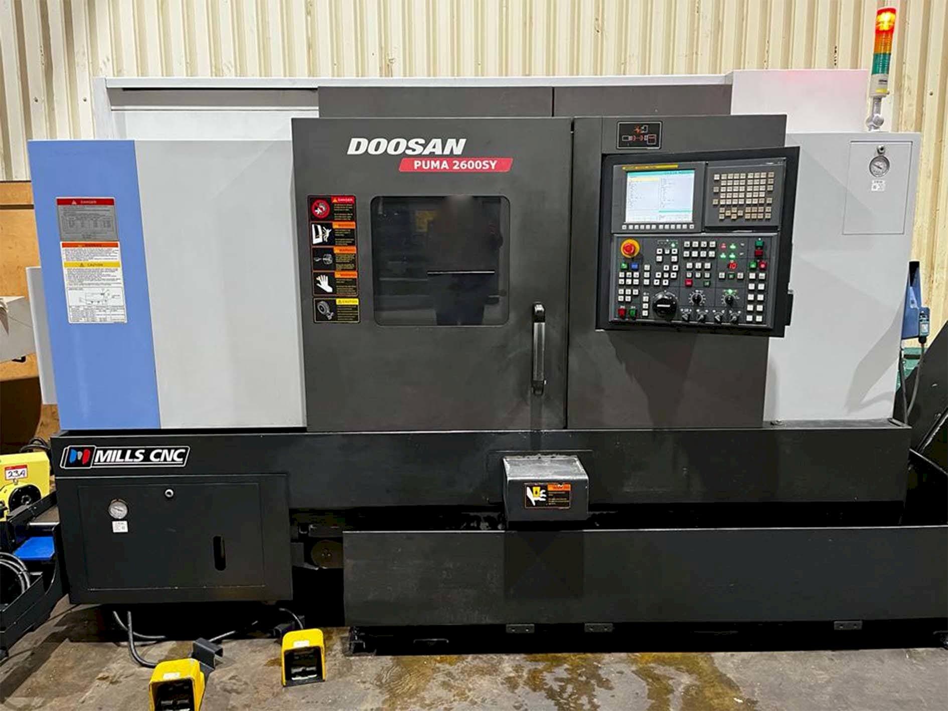 Doosan Puma 2600SY-maskinen framifrån