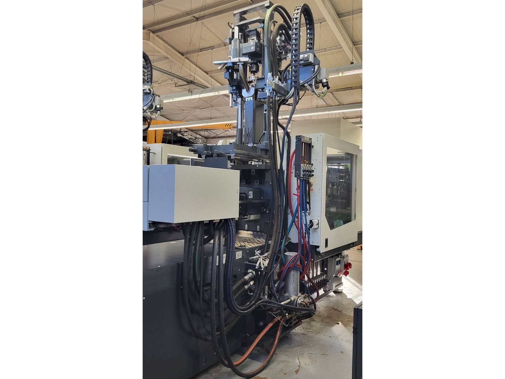 Sumitomo SHI DEMAG Systec Multi 120/470-200h/80V-maskinen sedd från vänster sida