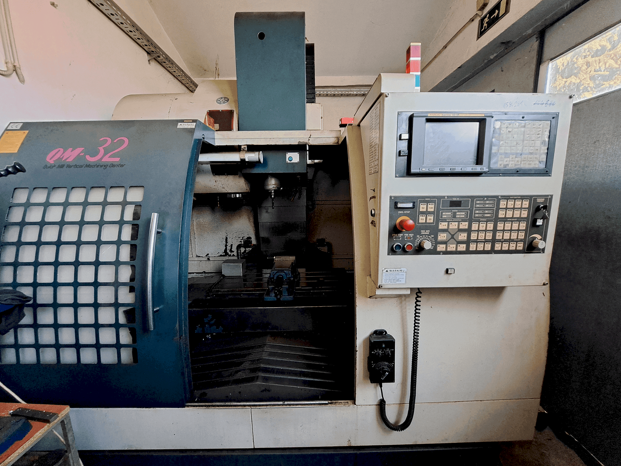 Feeler QM-32-maskinen framifrån