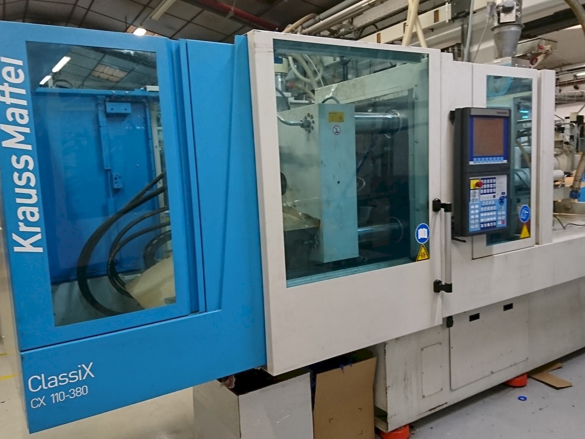 Krauss Maffei 110-380 CX-maskinen framifrån