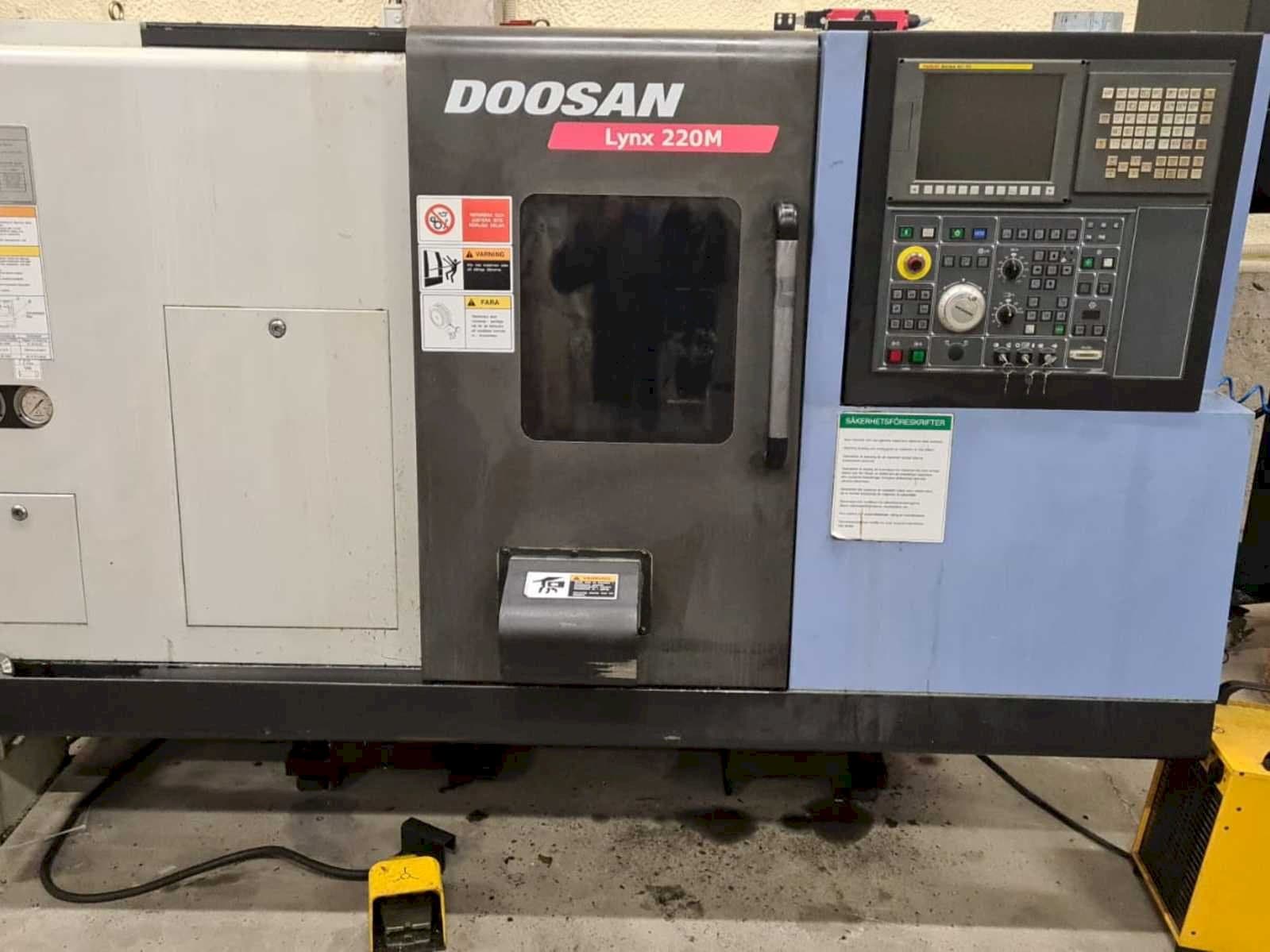 Doosan Lynx 220MA + bar feeder LNS Express-maskinen framifrån
