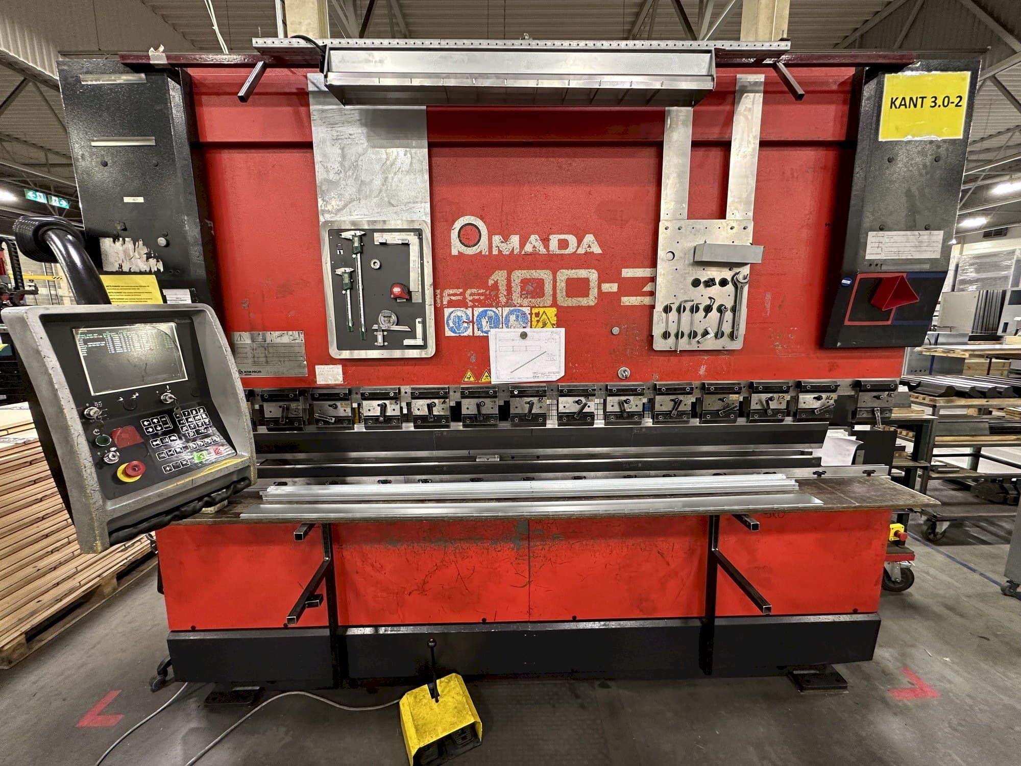 AMADA HFE 100-3-maskinen framifrån