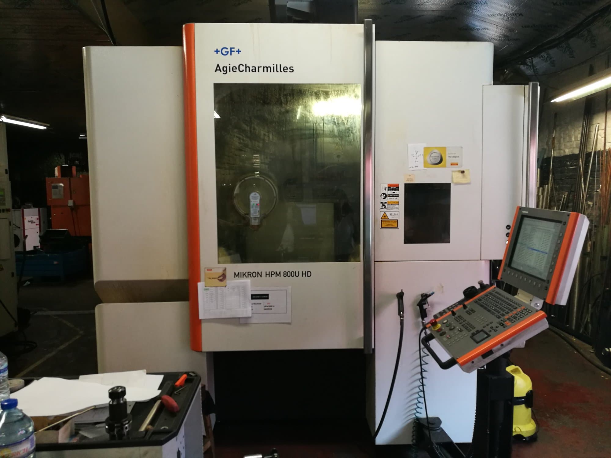 AgieCharmilles-maskinen framifrånMIKRON HPM 800U HD