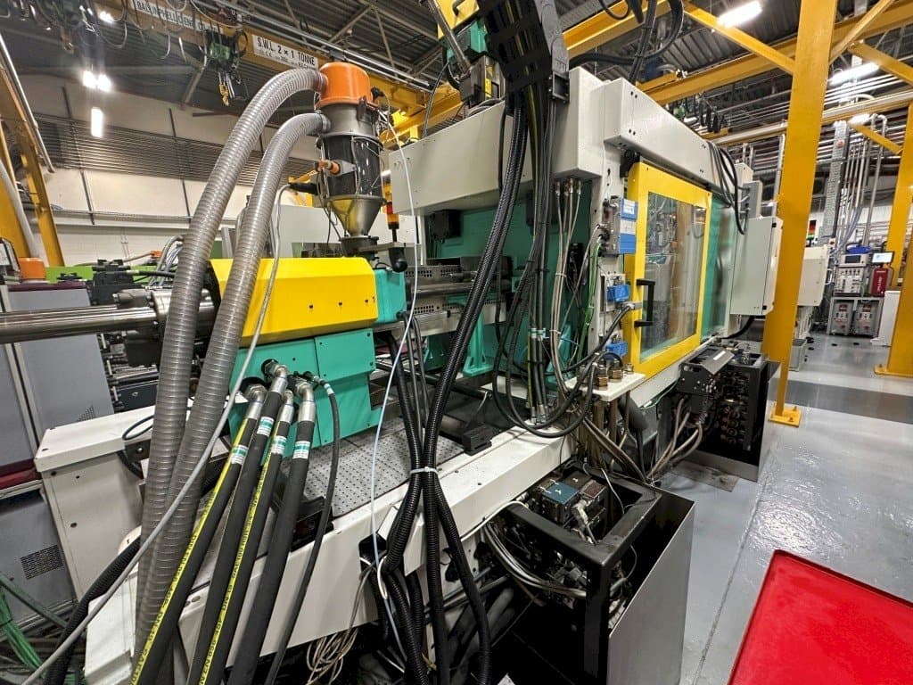 Arburg Allrounder 570C 2000 -350/150-maskinen sedd från vänster sida