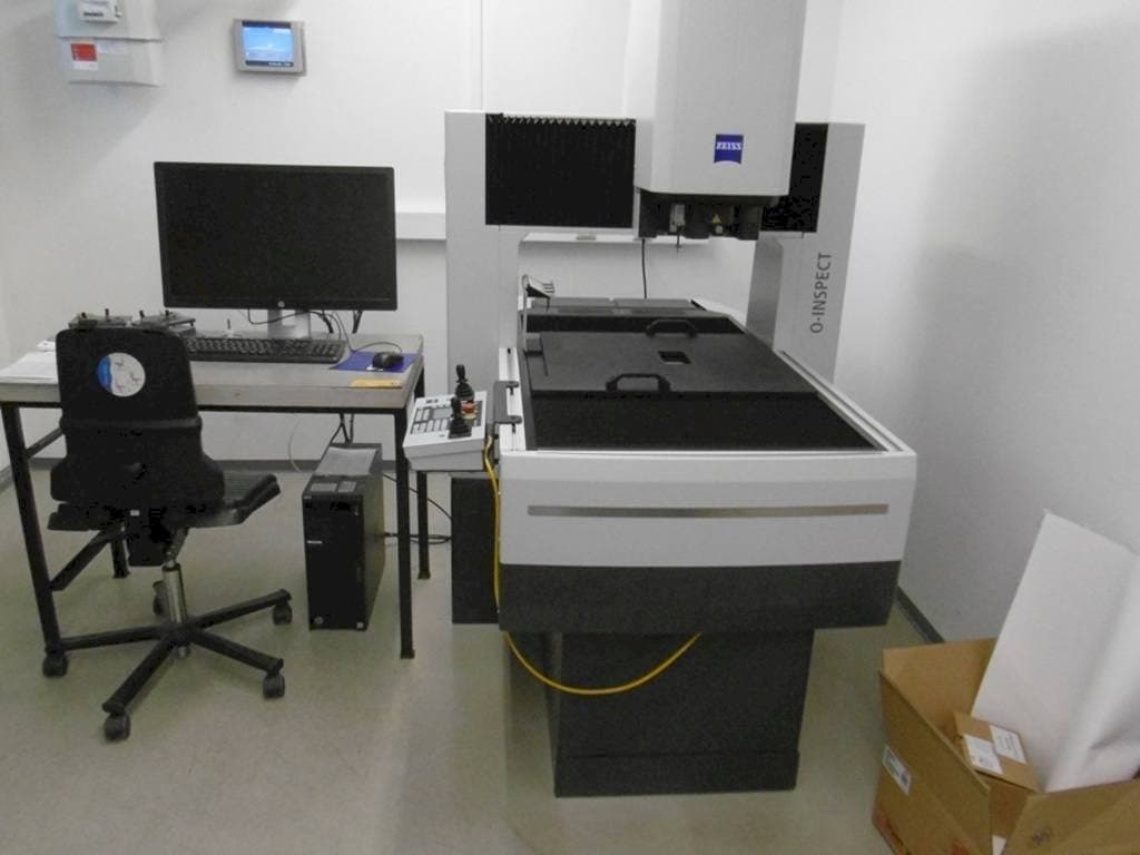 ZEISS O-Inspect 543-maskinen framifrån