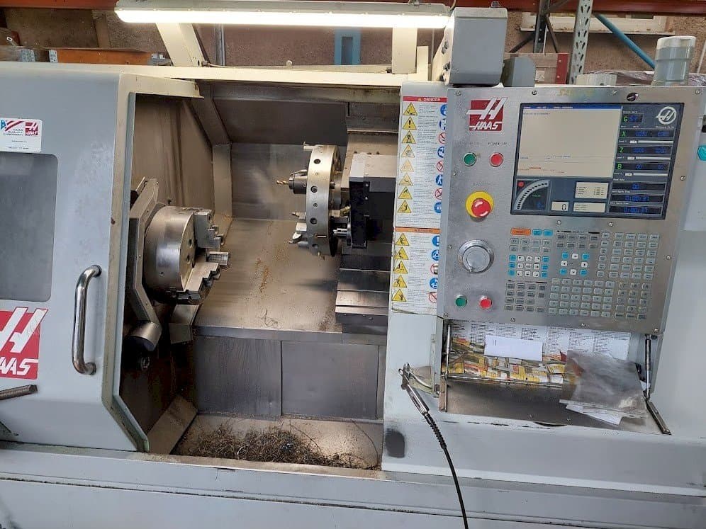 HAAS SL-30TBHE-maskinen framifrån