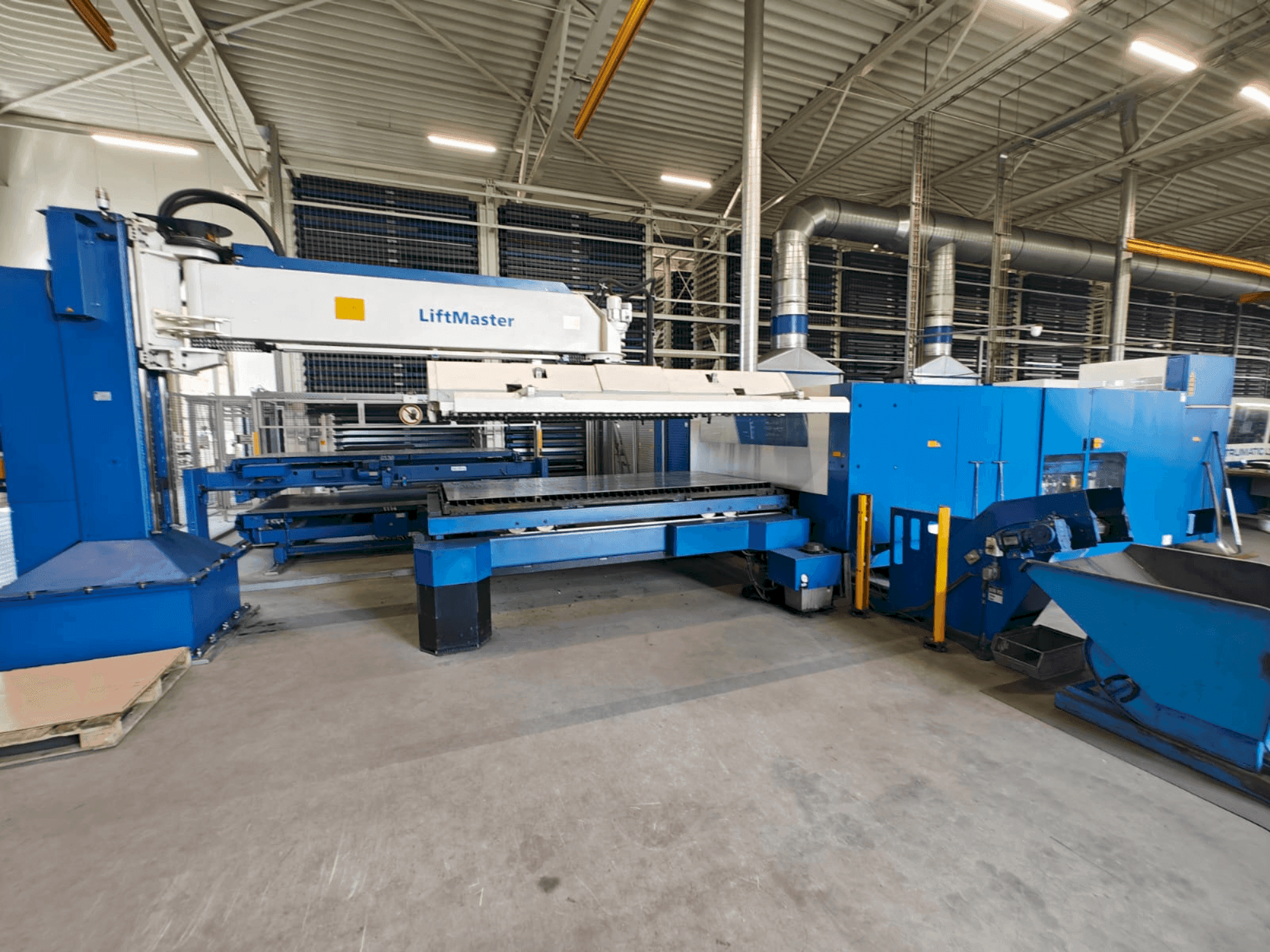 TRUMPF TruLaser 5030 classic 6,0kW + LiftMaster-maskinen framifrån
