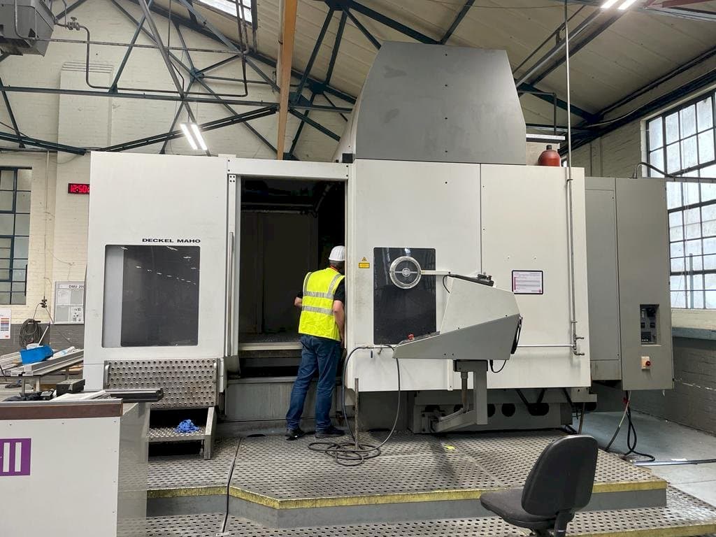 DECKEL MAHO DMU 200T-maskinen framifrån