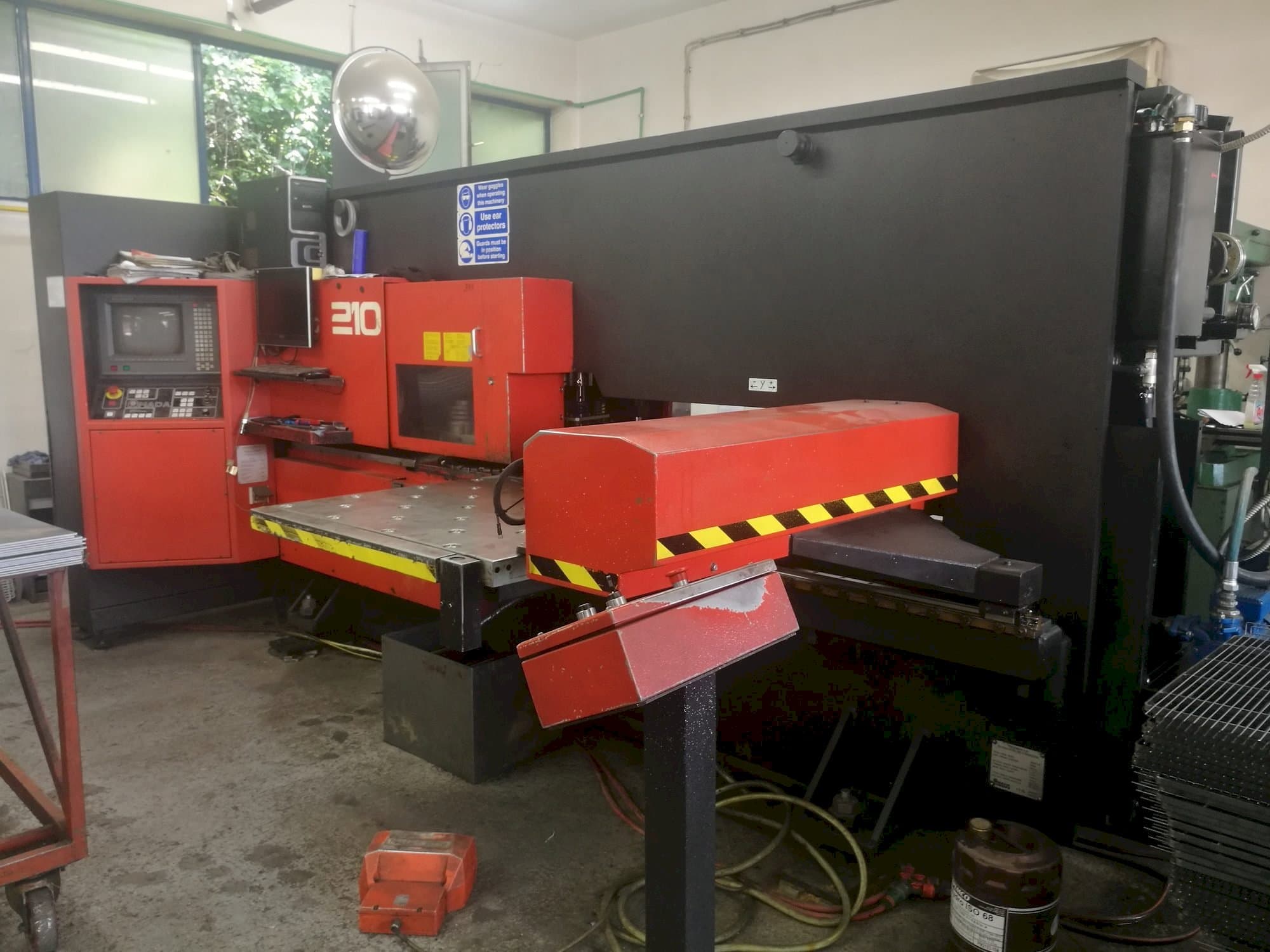 AMADA Arcade 210-maskinen framifrån