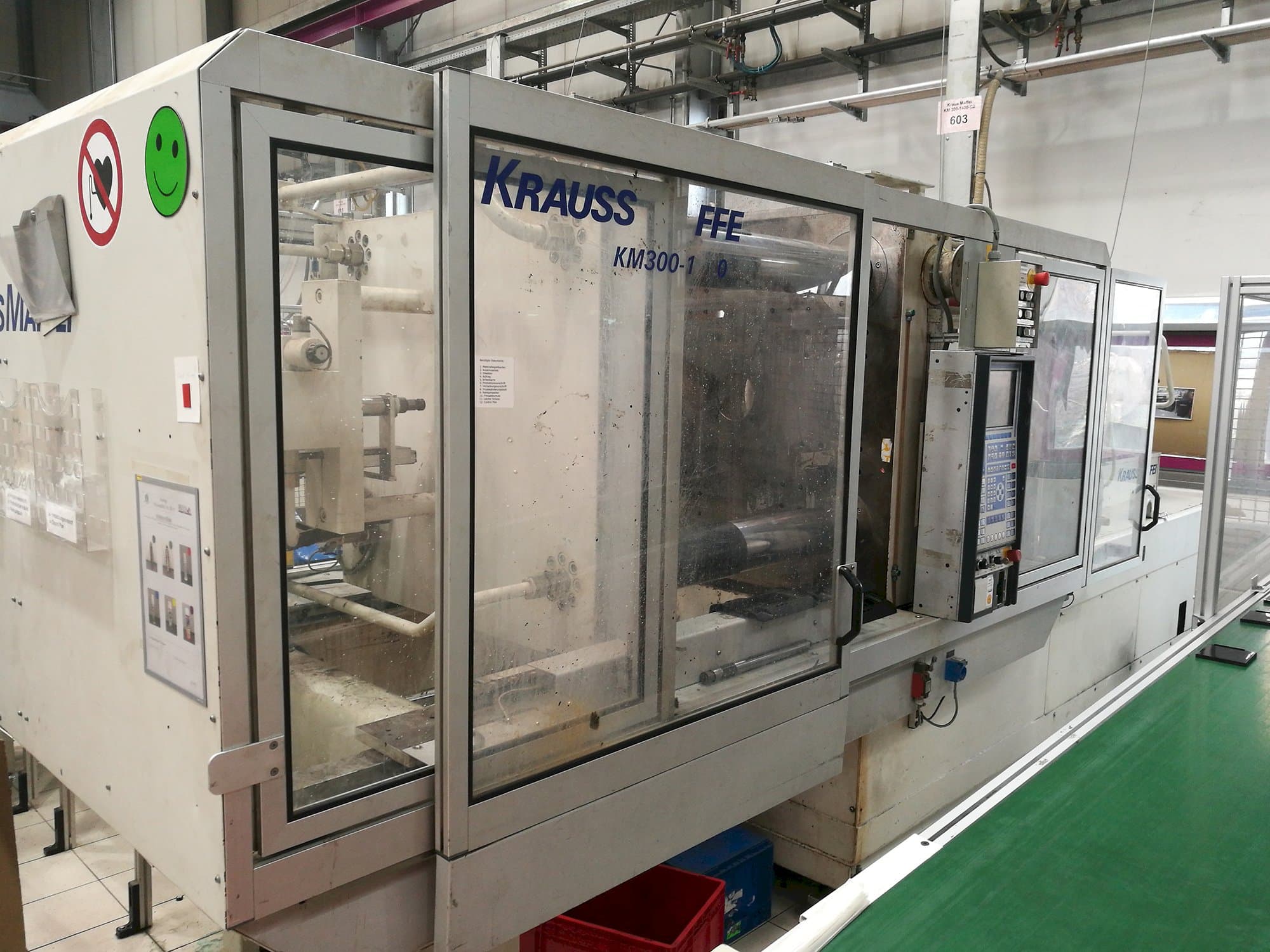 Krauss Maffei-maskinen sedd från vänsterKM 300-1400 C2
