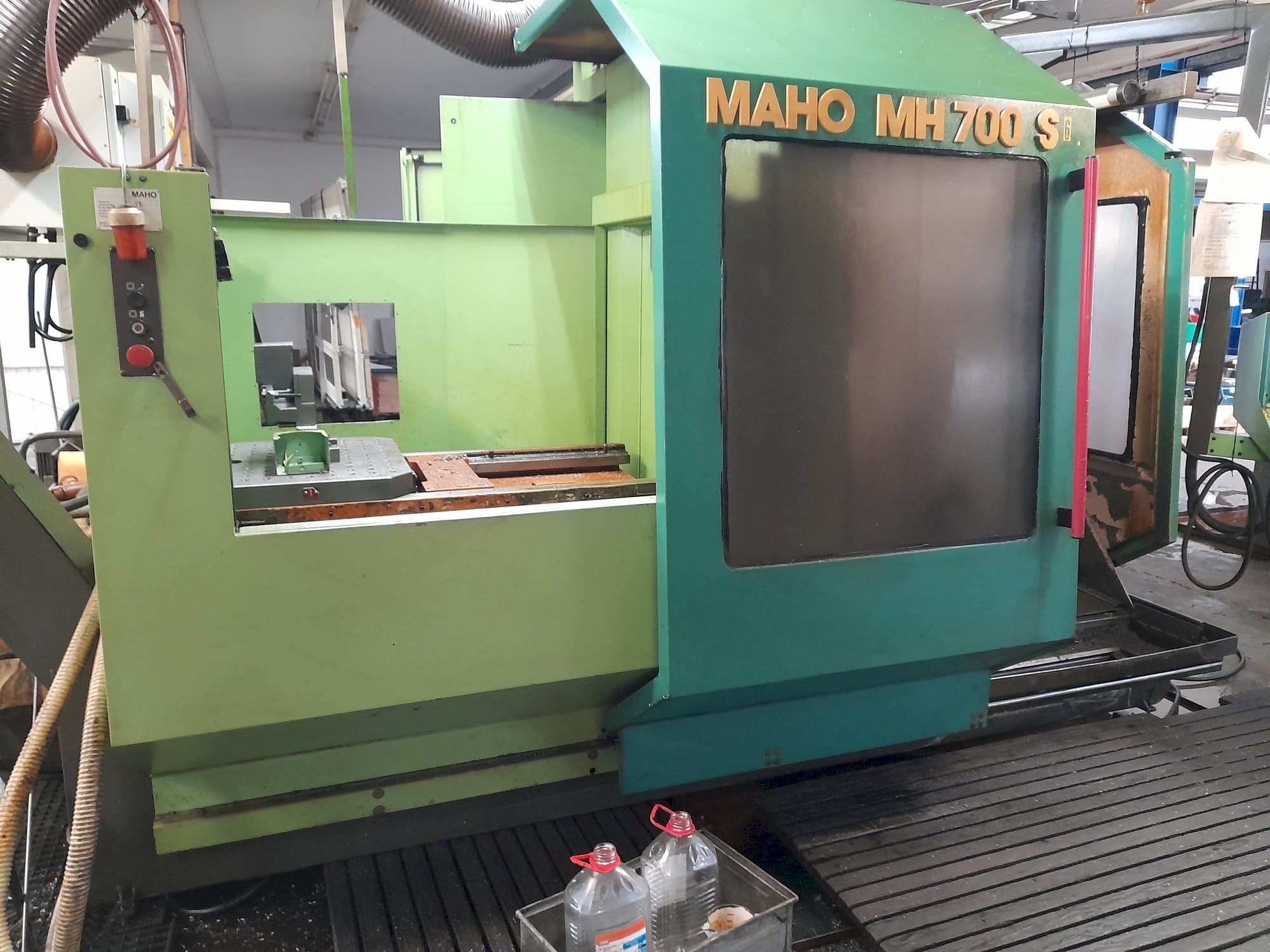 MAHO MH 700 S-maskinen sedd från vänster sida