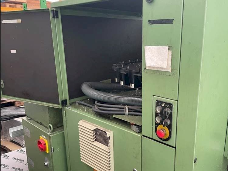 DECKEL FP4AT-maskinen framifrån