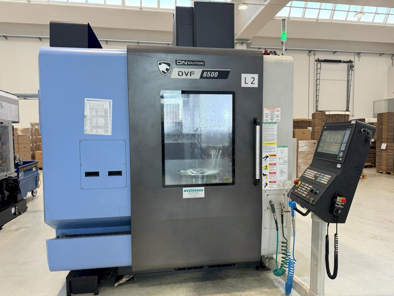 DN SOLUTIONS DVF 6500-maskinen framifrån