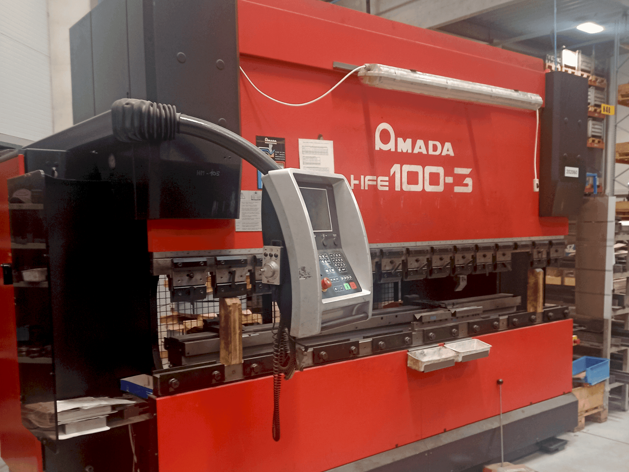 AMADA HFE 100-3-maskinen framifrån