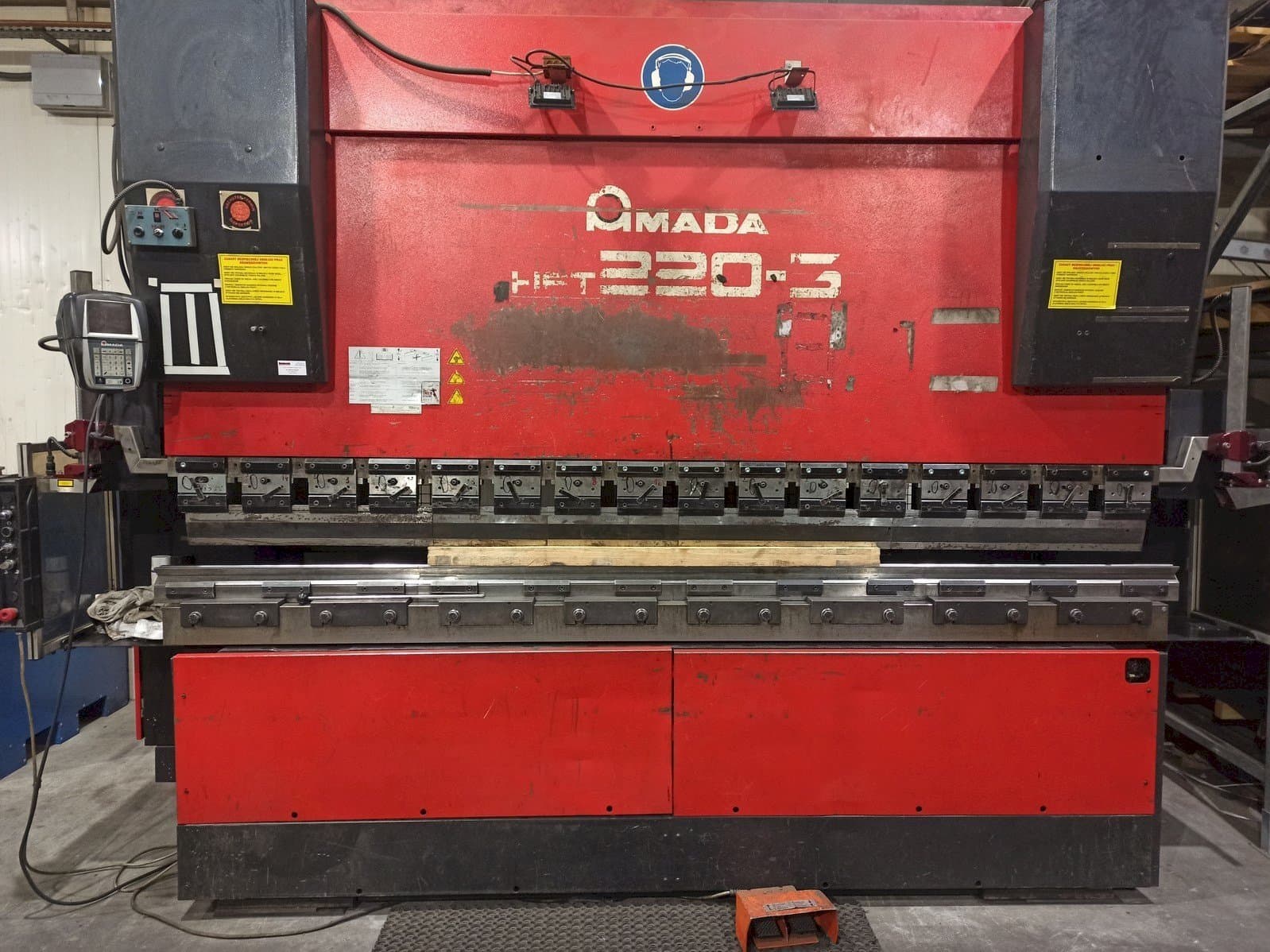 AMADA HFT 220-3-maskinen framifrån