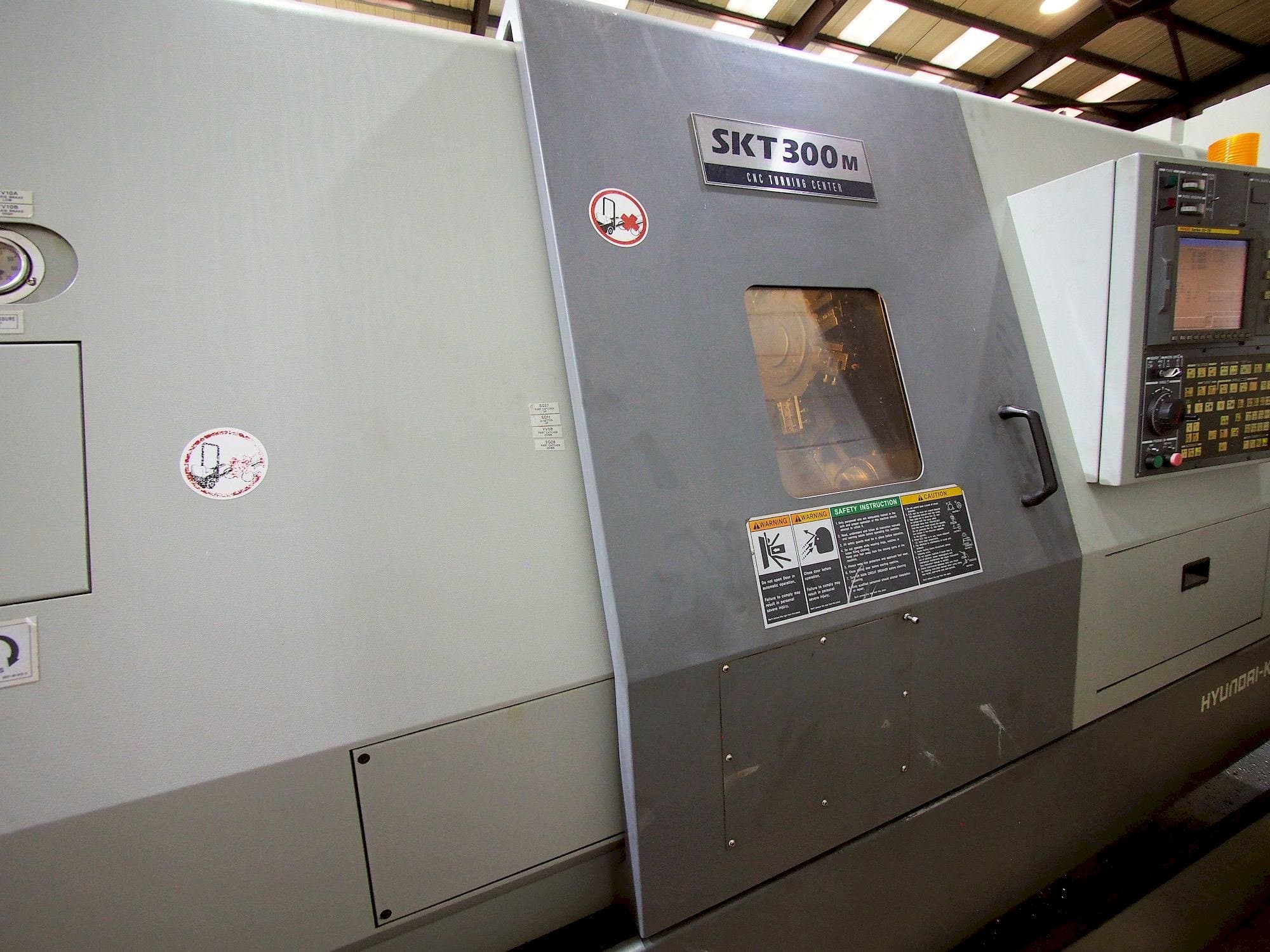 Hyundai Kia SKT 300M-maskinen framifrån