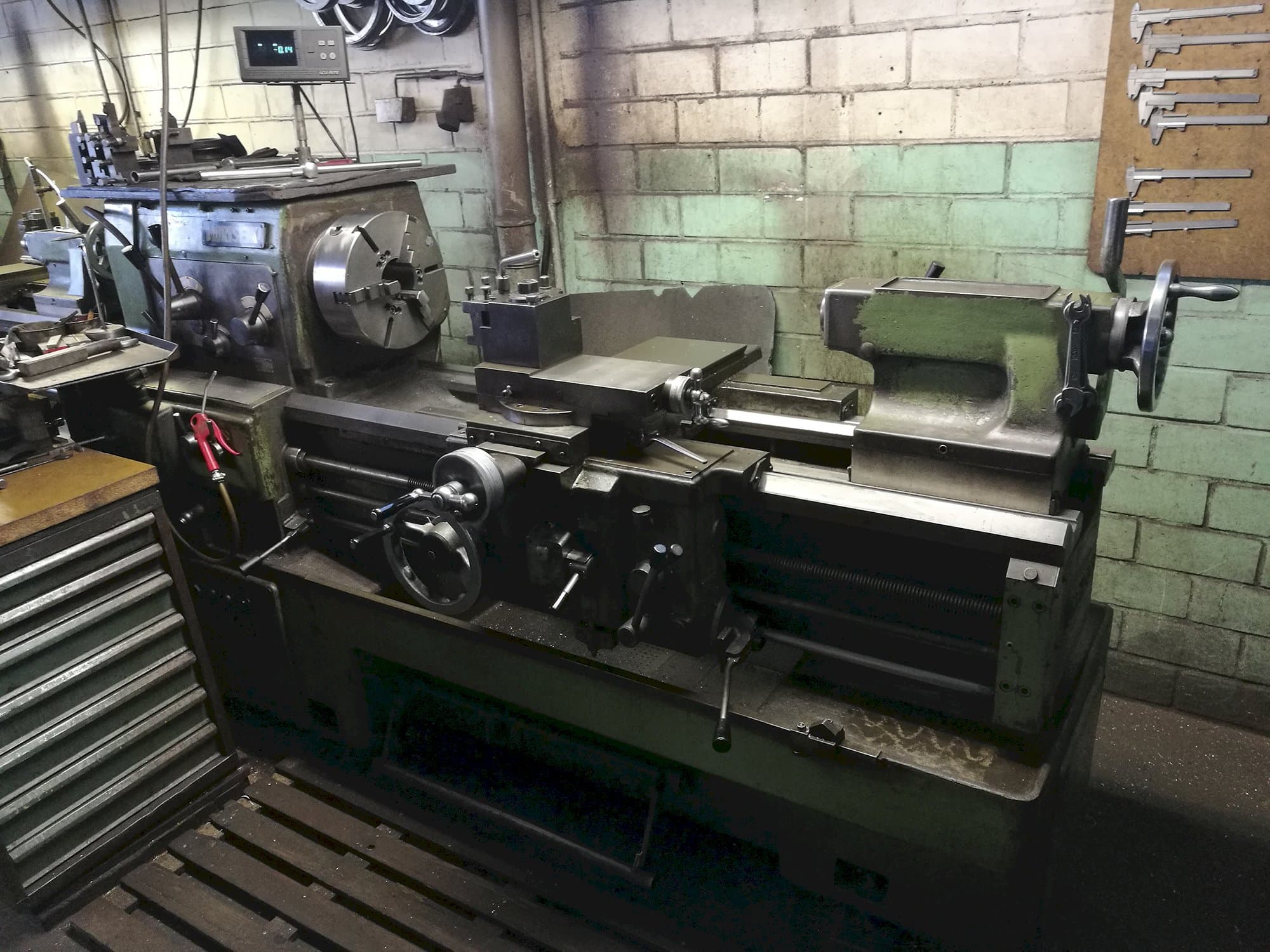 MORI SEIKI-maskinen sedd från högerMR 1000