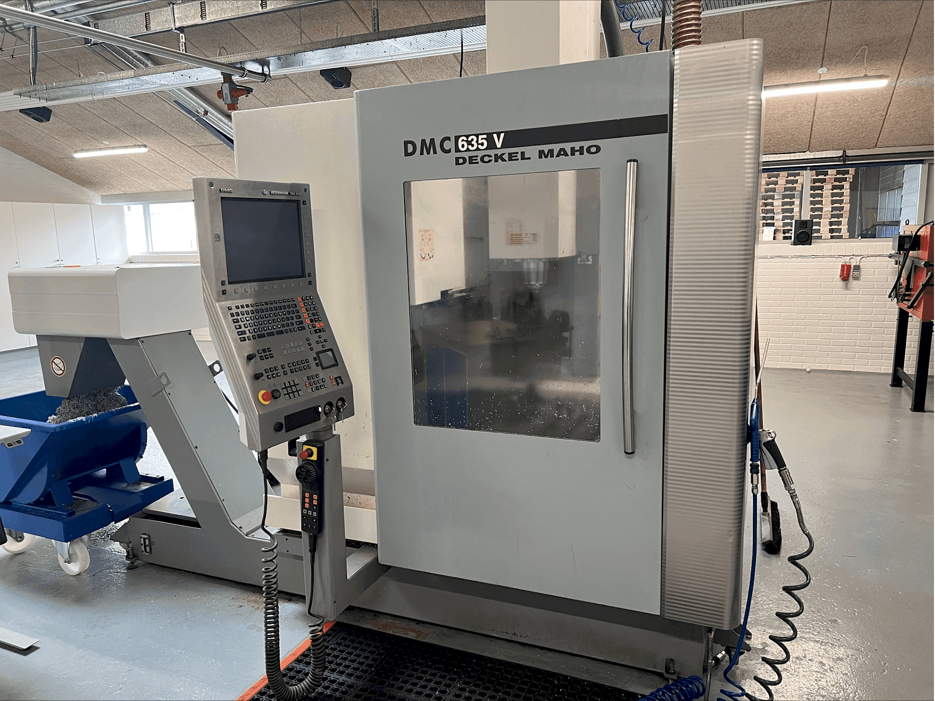 DMG MORI DMC 635V-maskinen sedd från vänster sida