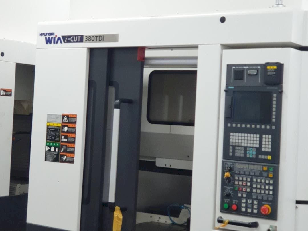 Hyundai Wia i-CUT380TDi-maskinen framifrån