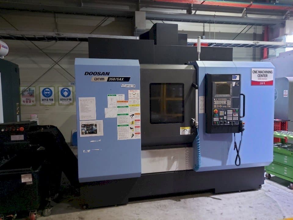 Doosan DNM350/5AX-maskinen framifrån