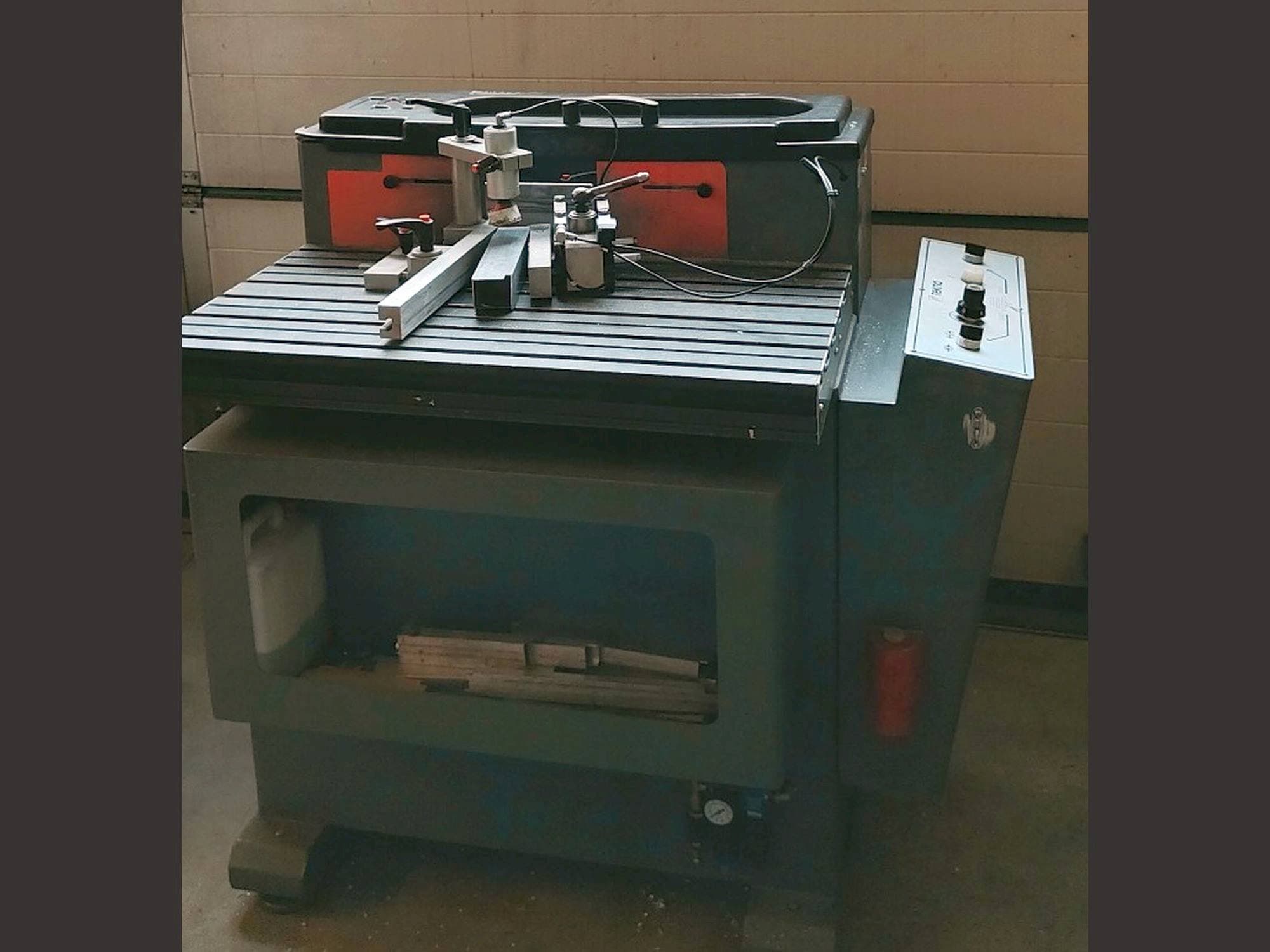 Tekna TK661-maskinen sedd från vänster sida