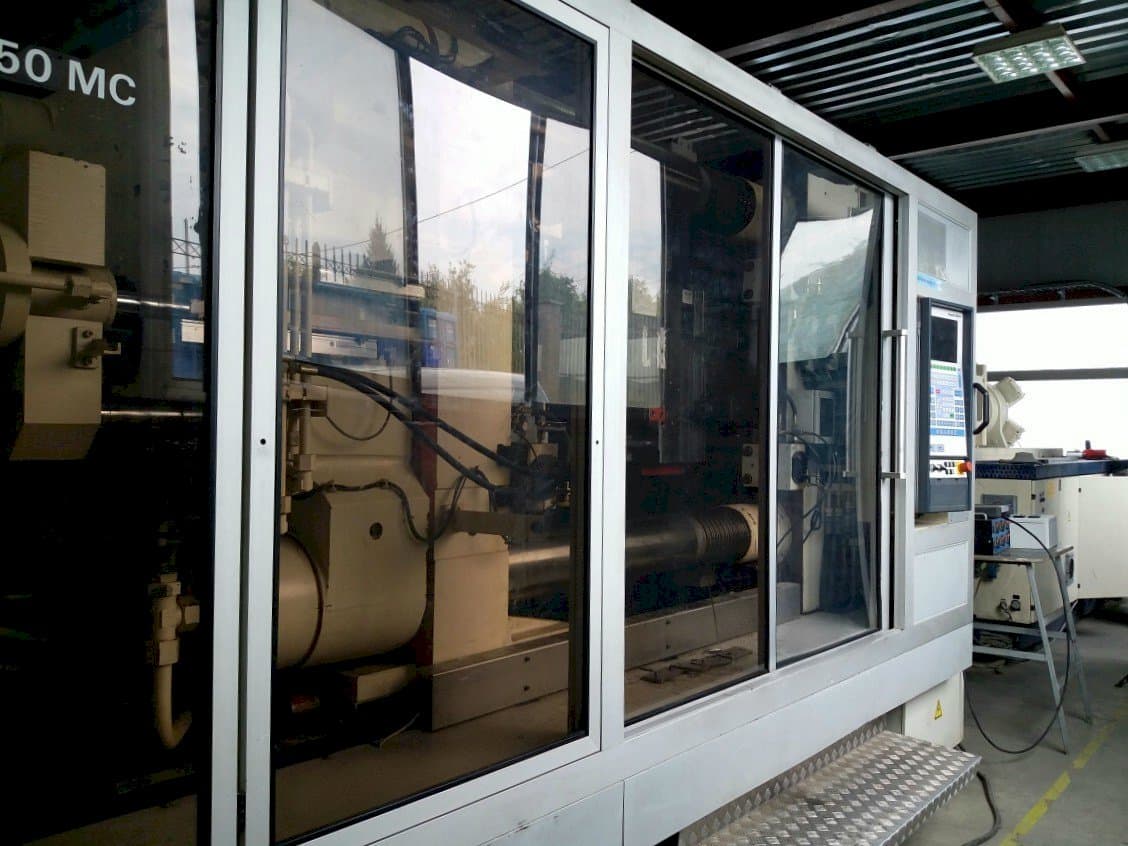 Krauss Maffei KM 800/1330 MC-maskinen framifrån