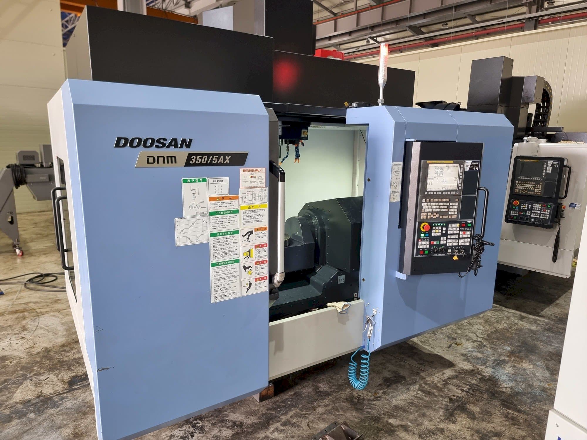 Doosan DNM350/5AX-maskinen framifrån