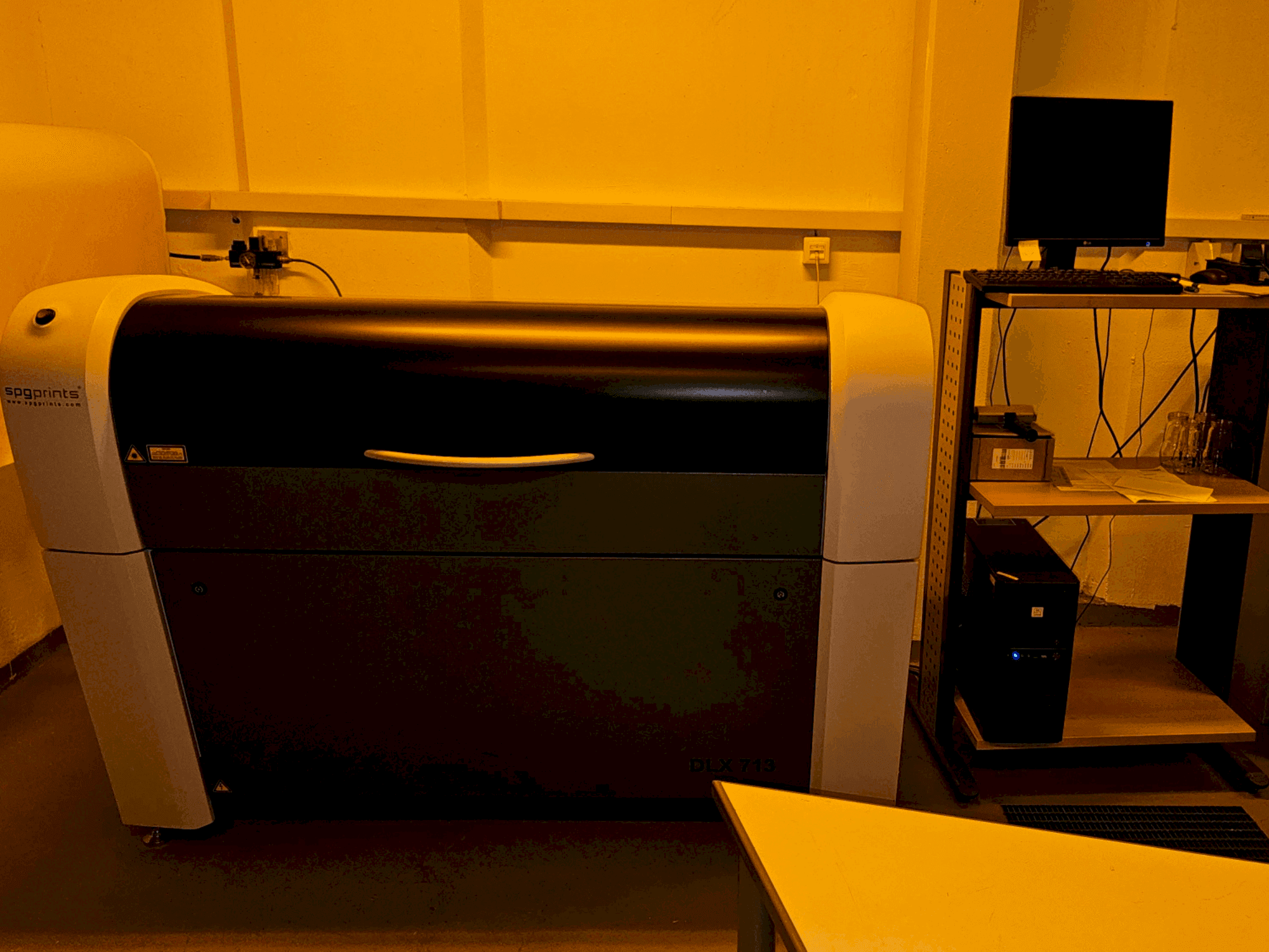 SPGPrints DLX 713T-maskinen framifrån