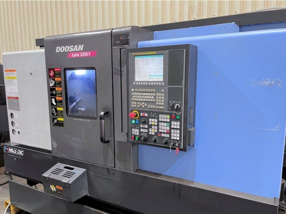 Doosan Lynx 220LYC-maskinen framifrån