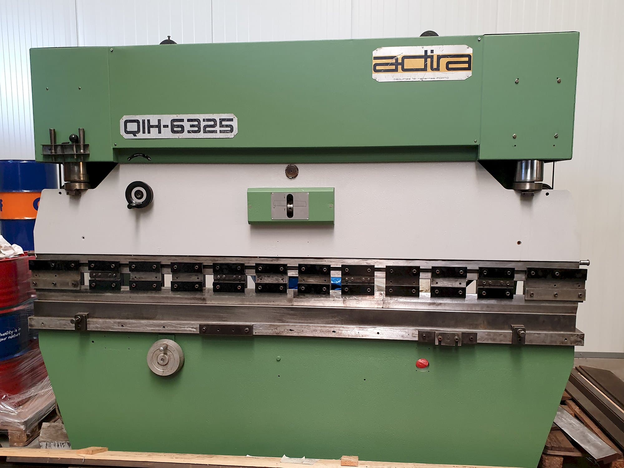 ADIRA-maskinen framifrånQIH 6325