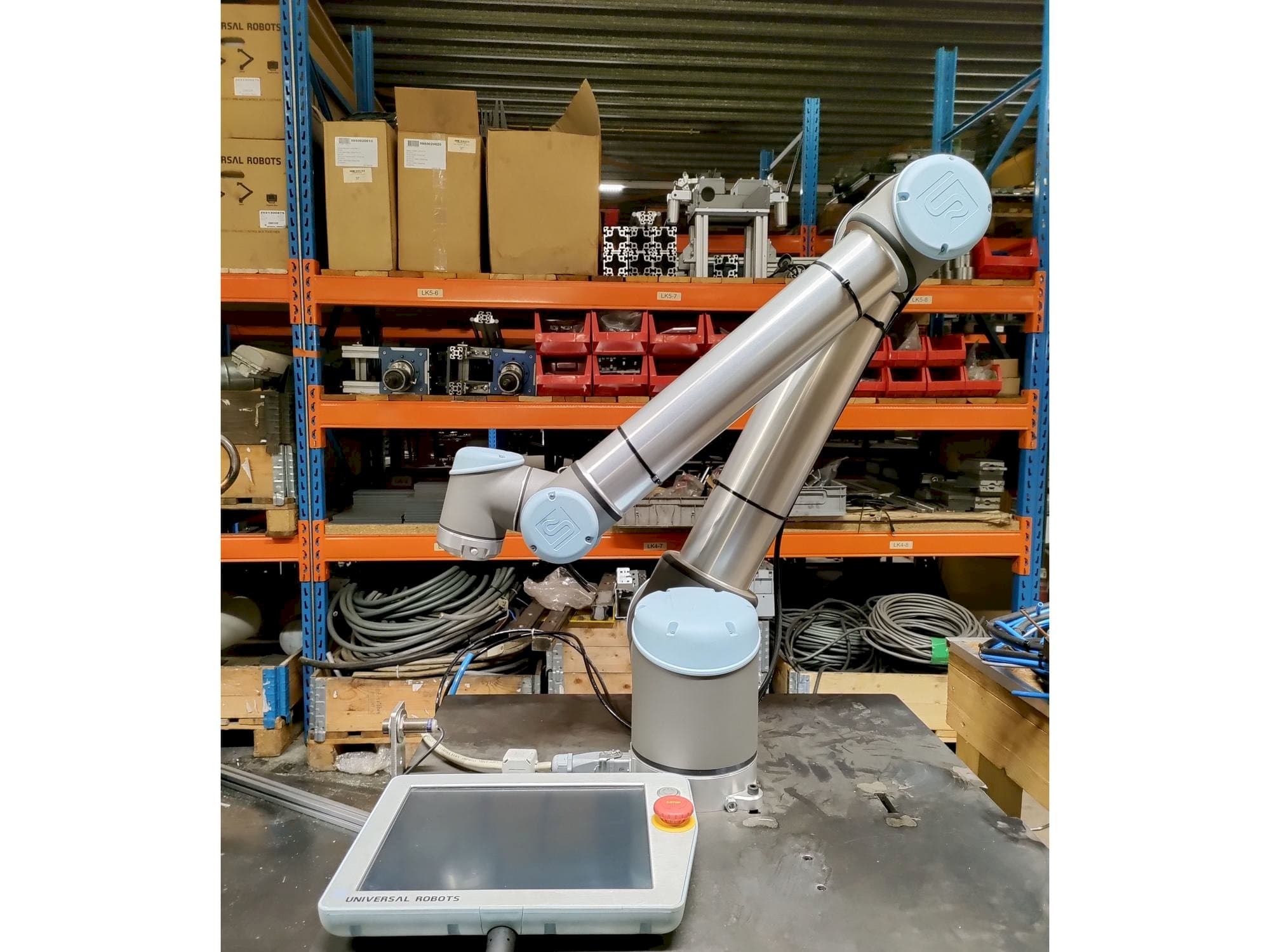 Universal Robots UR10-maskinen framifrån