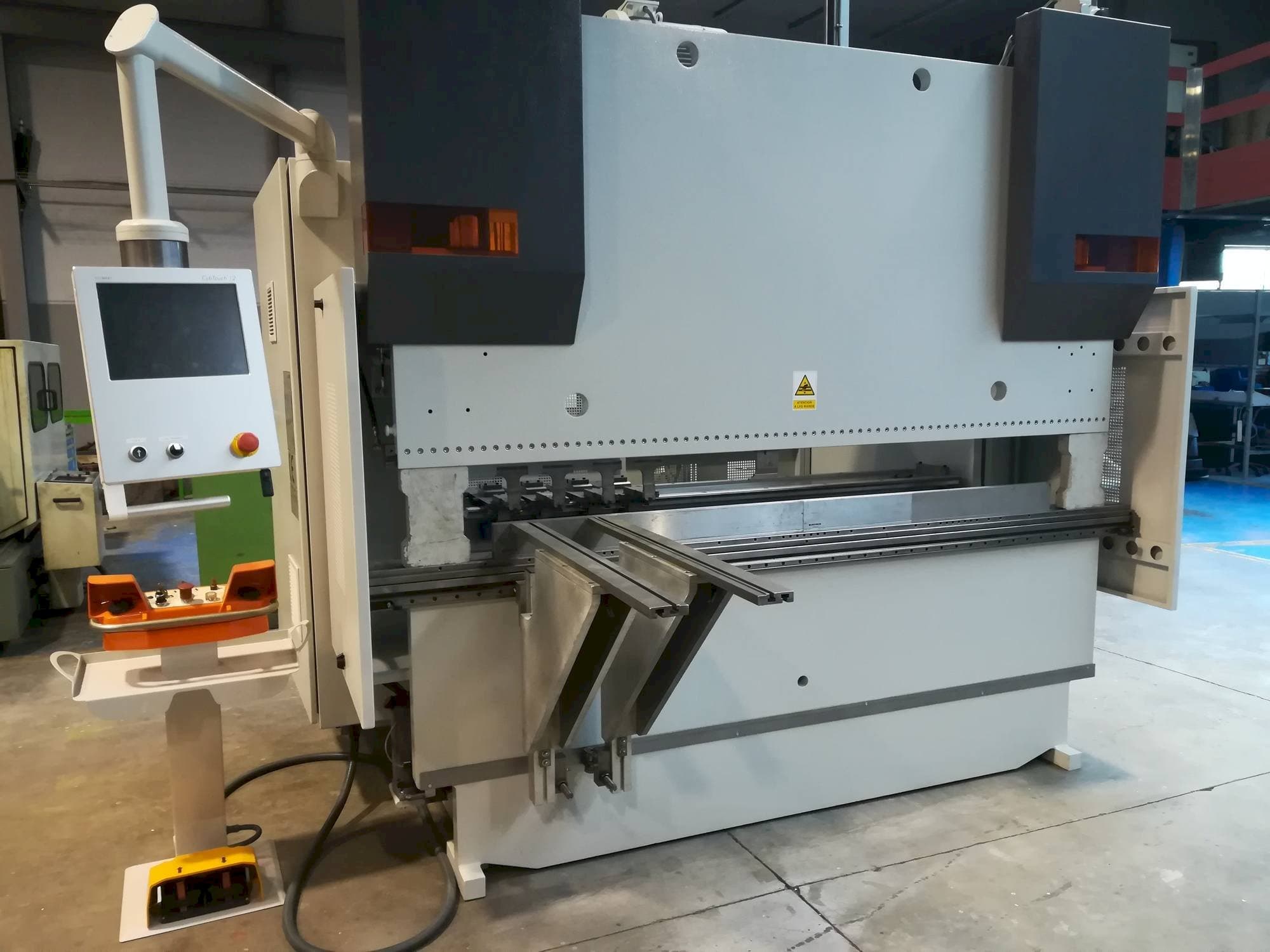 LVD LVD PPEB 80/25 CAD-CNC-maskinen framifrån