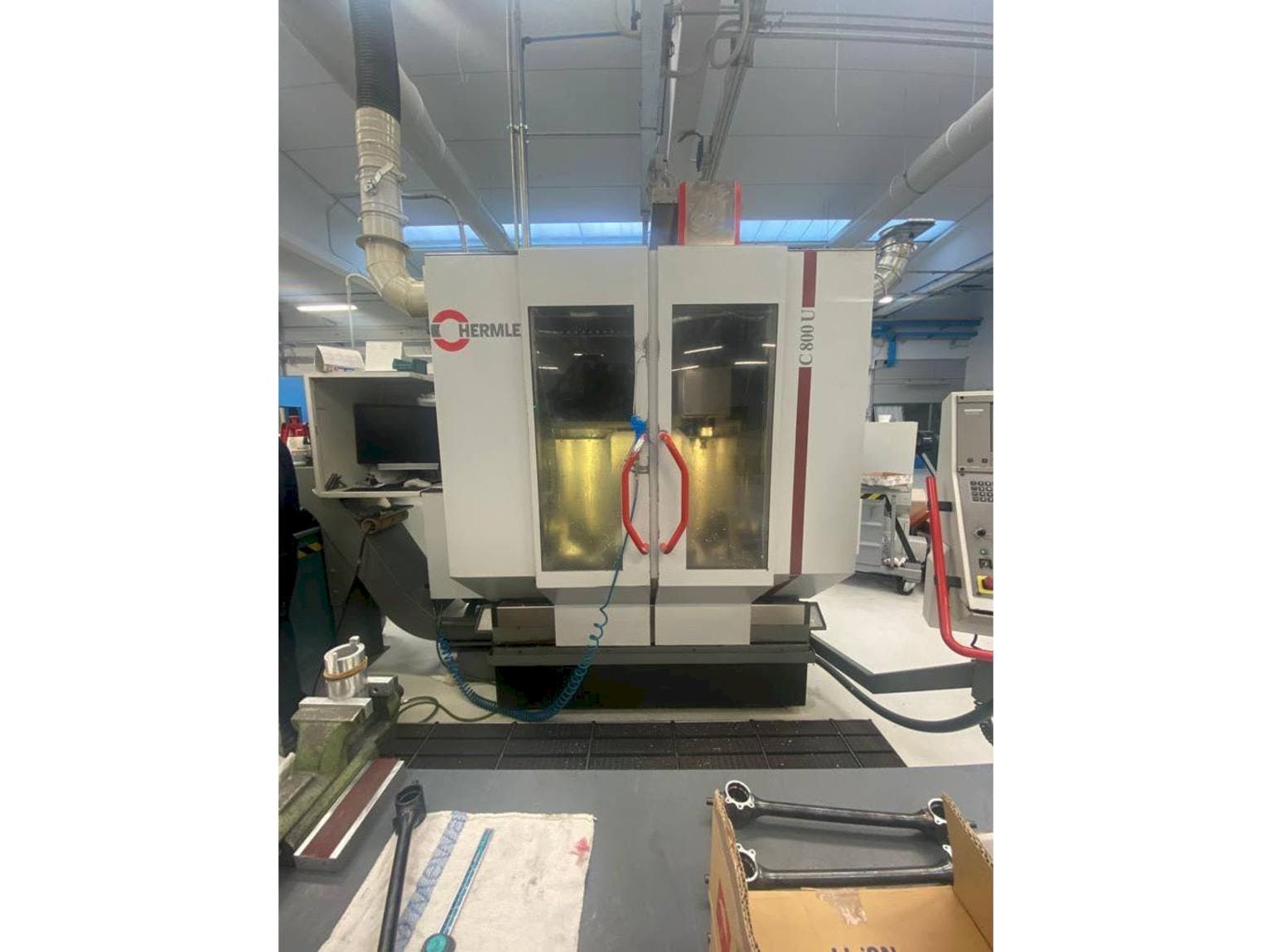 HERMLE C800U-maskinen framifrån