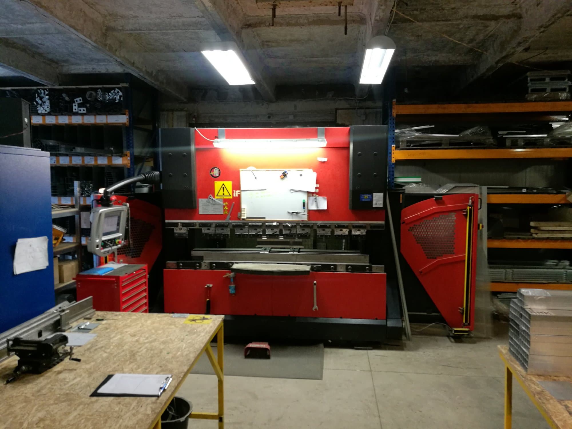 AMADA-maskinen framifrånHFP 80-25