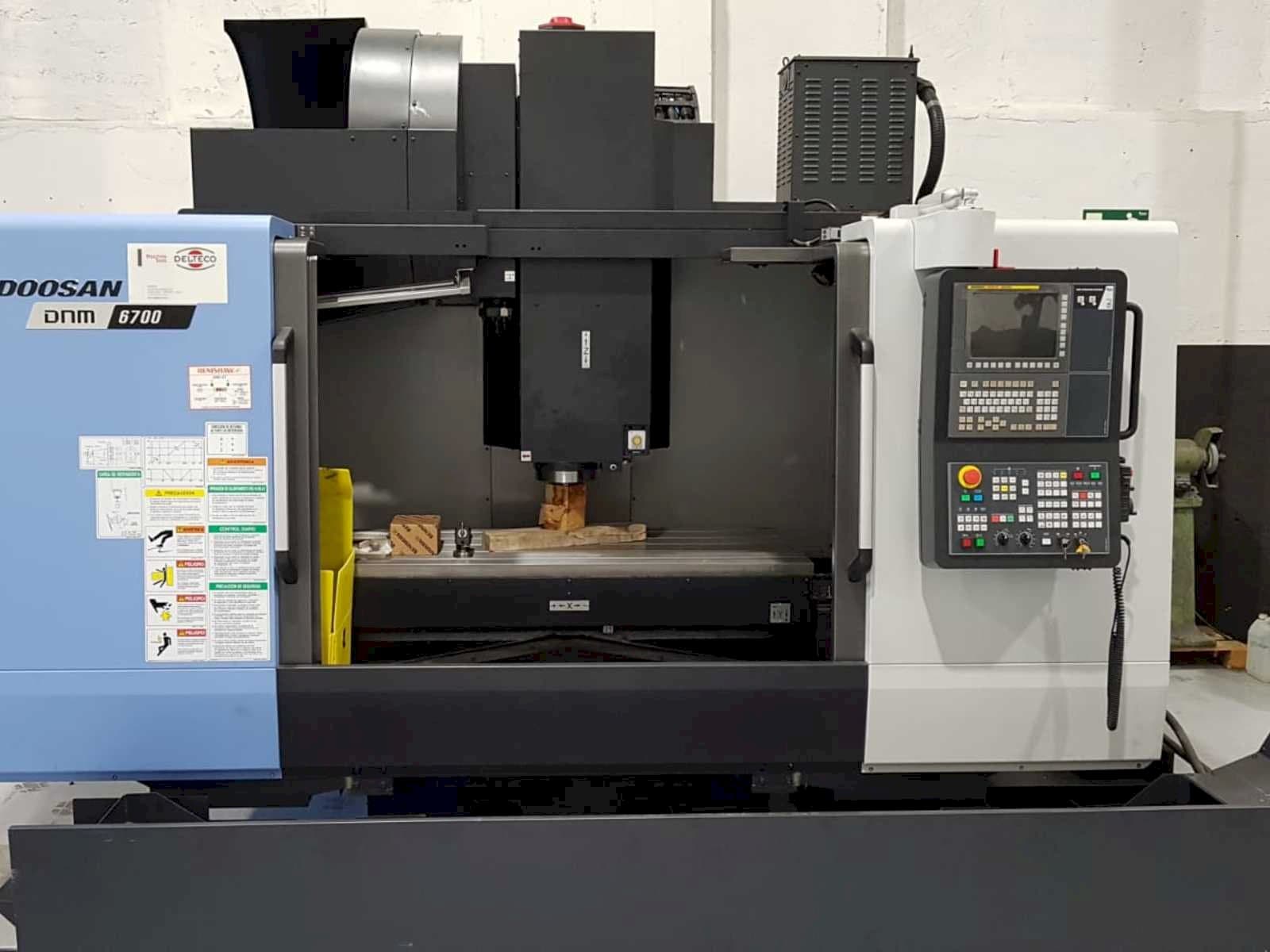 Doosan DNM 6700-maskinen framifrån