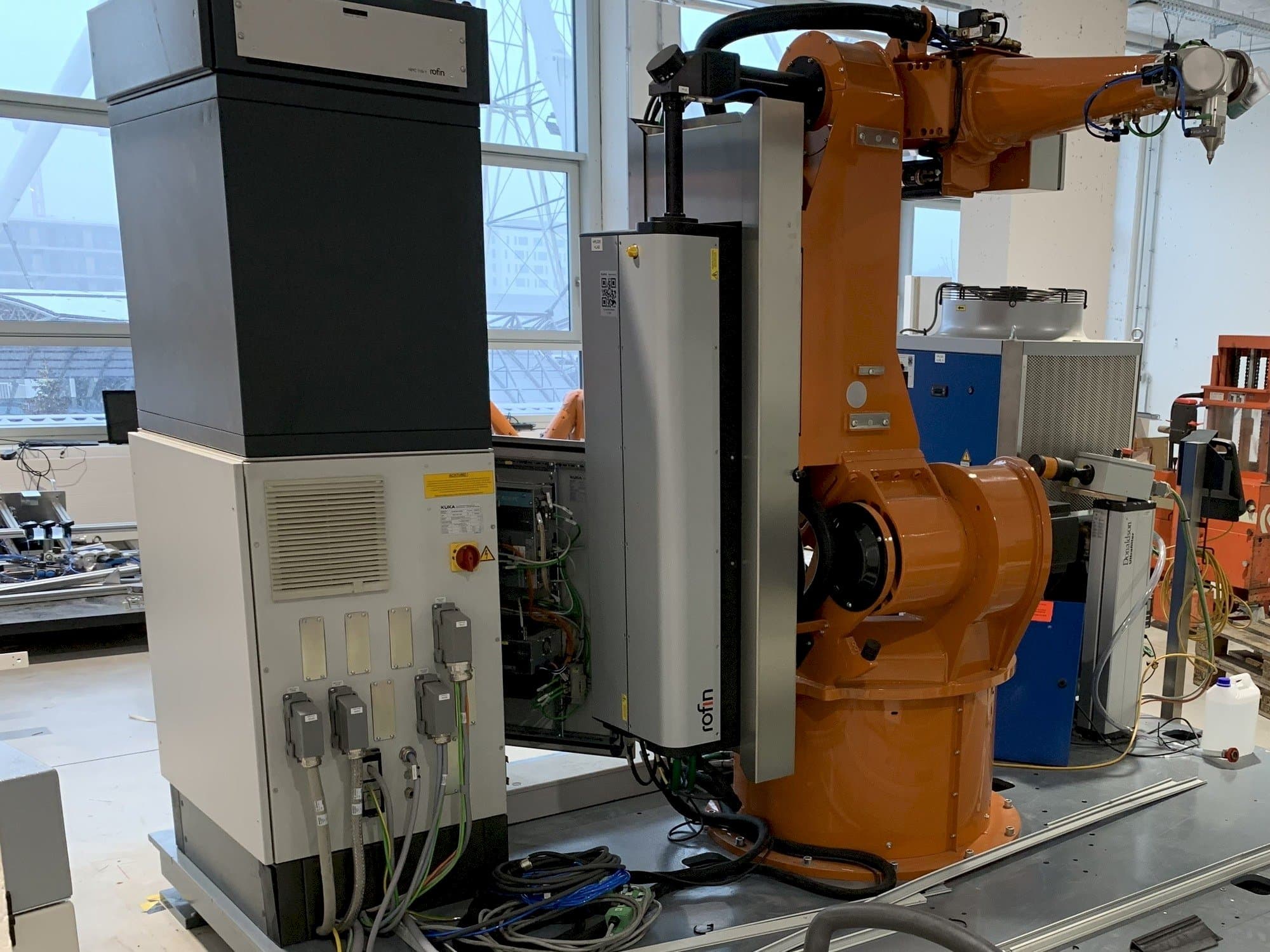 Reis Robotics Laserroboter RV6L-maskinen framifrån