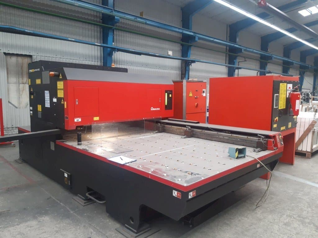 AMADA LC 2415 Alpha III-maskinen framifrån