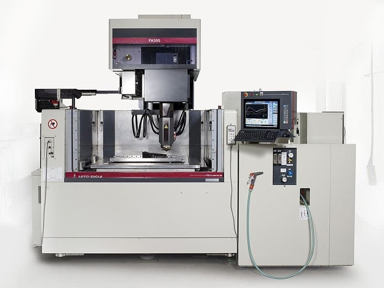 Mitsubishi FA 30S Advance-maskinen framifrån