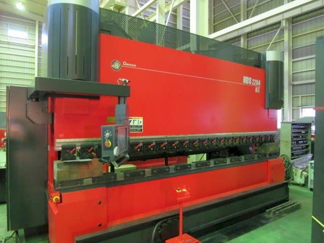 AMADA HDS 2204NT-maskinen sedd från vänster sida