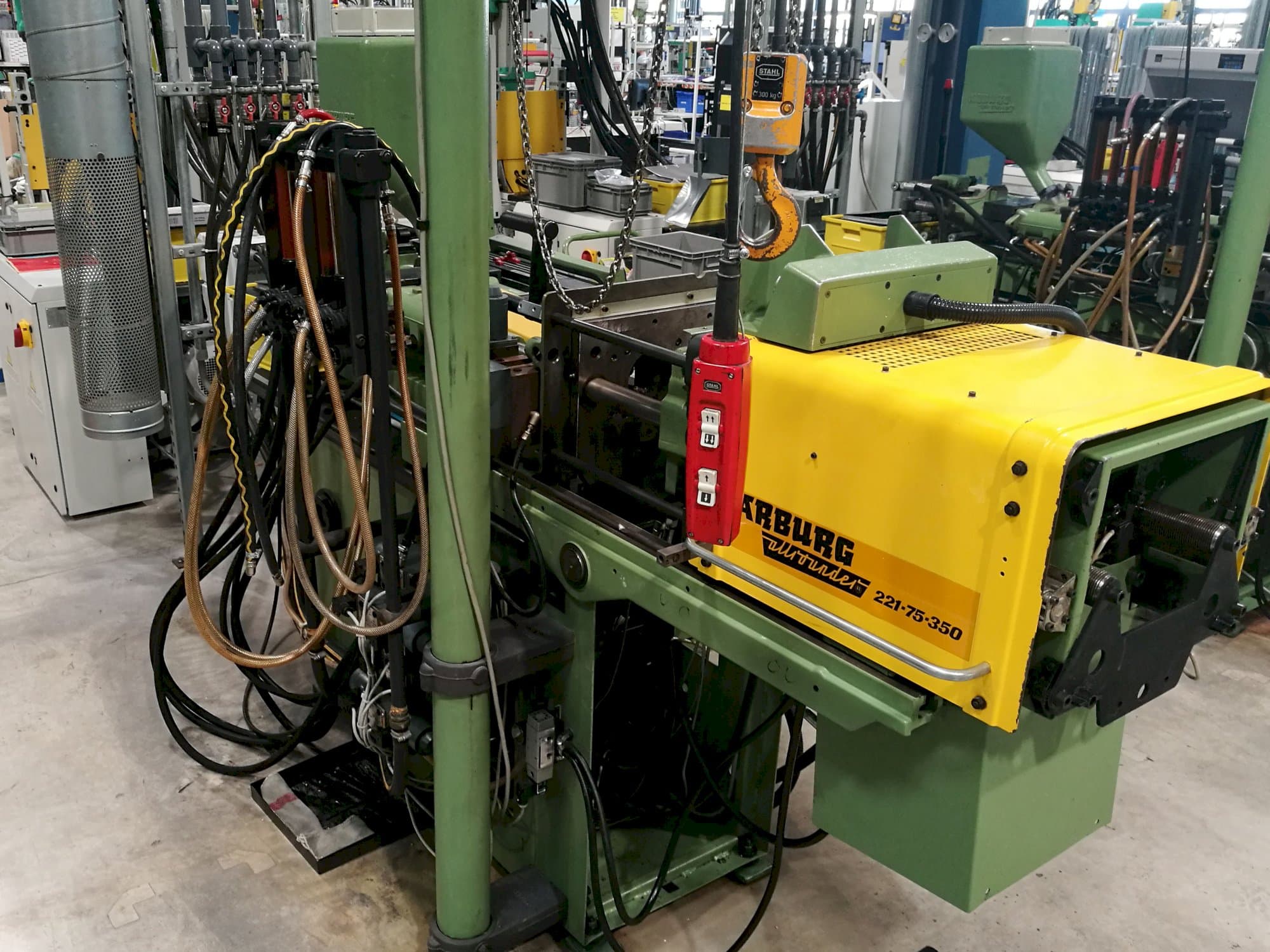 Arburg-maskinen sedd från högerAllrounder 221-75-350