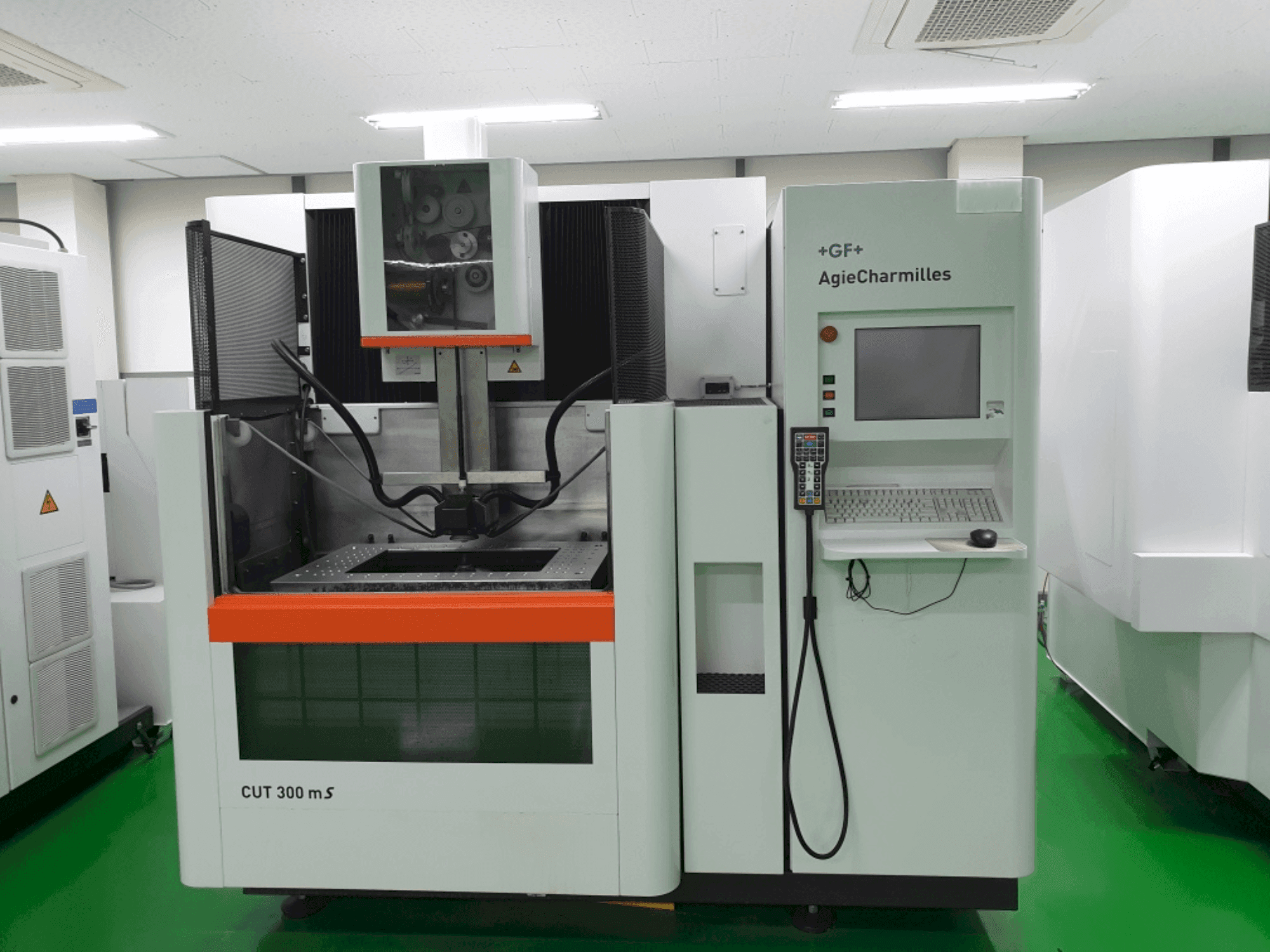 AgieCharmilles CUT 300MS-maskinen framifrån